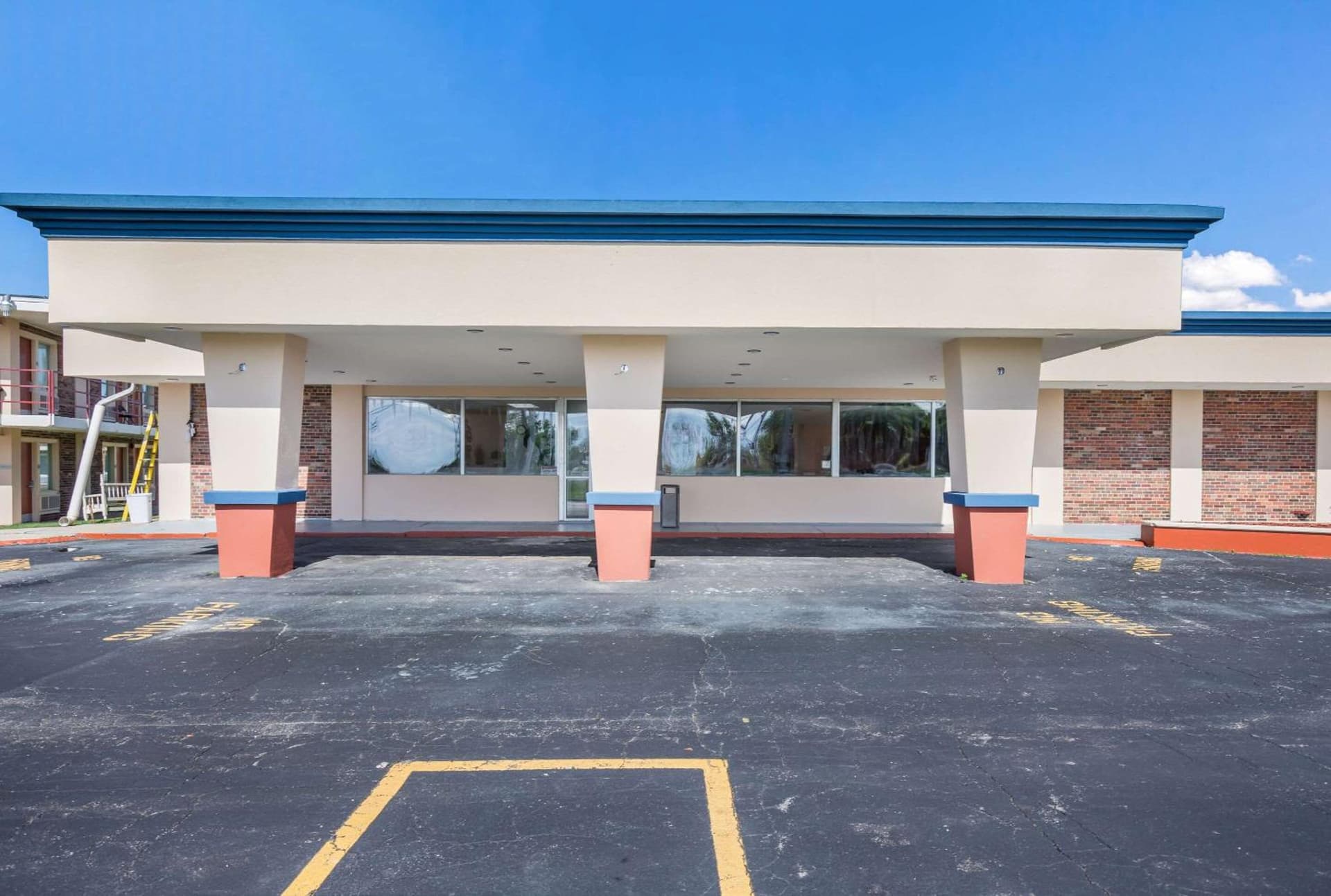 Econo Lodge Neenah property views in Neenah, WI — gallery photo 3