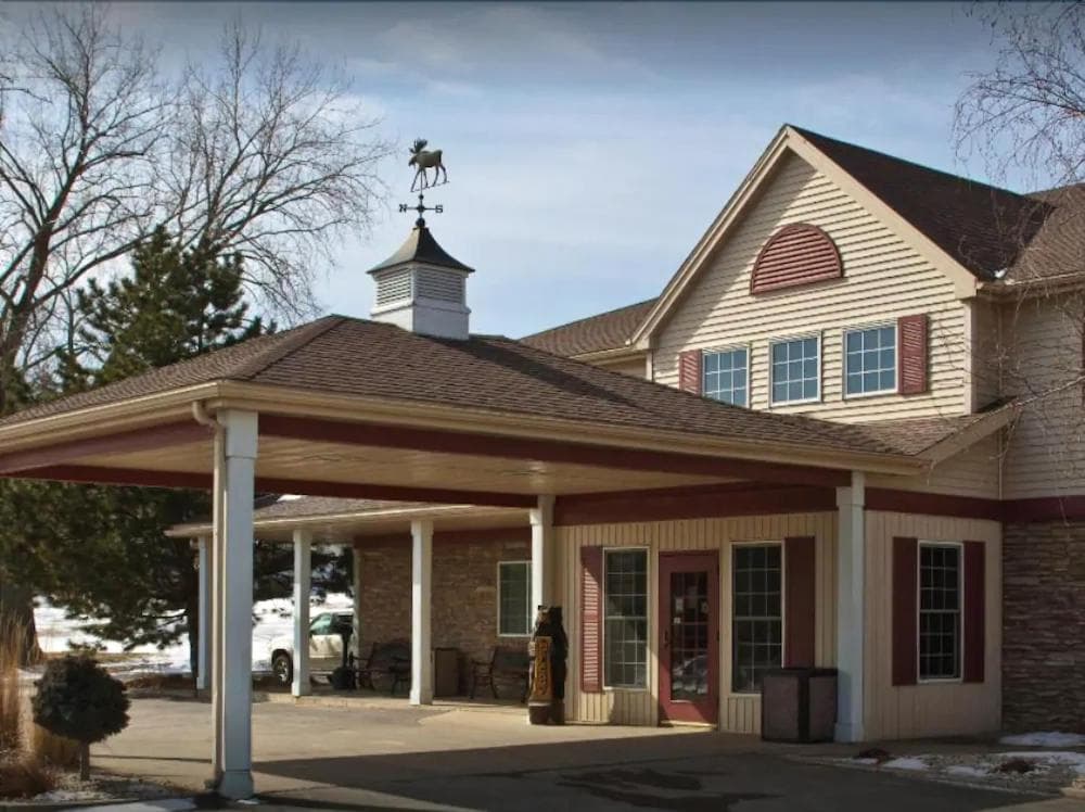 Boarders Inn & Suites by Cobblestone Hotels in Waukon featured exterior or lobby in Waukon, IA — similar hotel