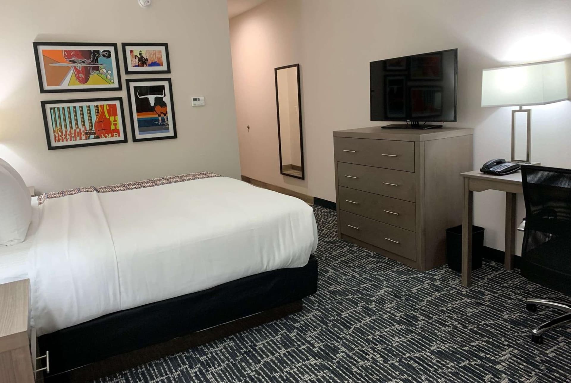 La Quinta Inn & Suites by Wyndham - Red Oak TX IH-35E gallery photo in Red Oak, TX — image 11
