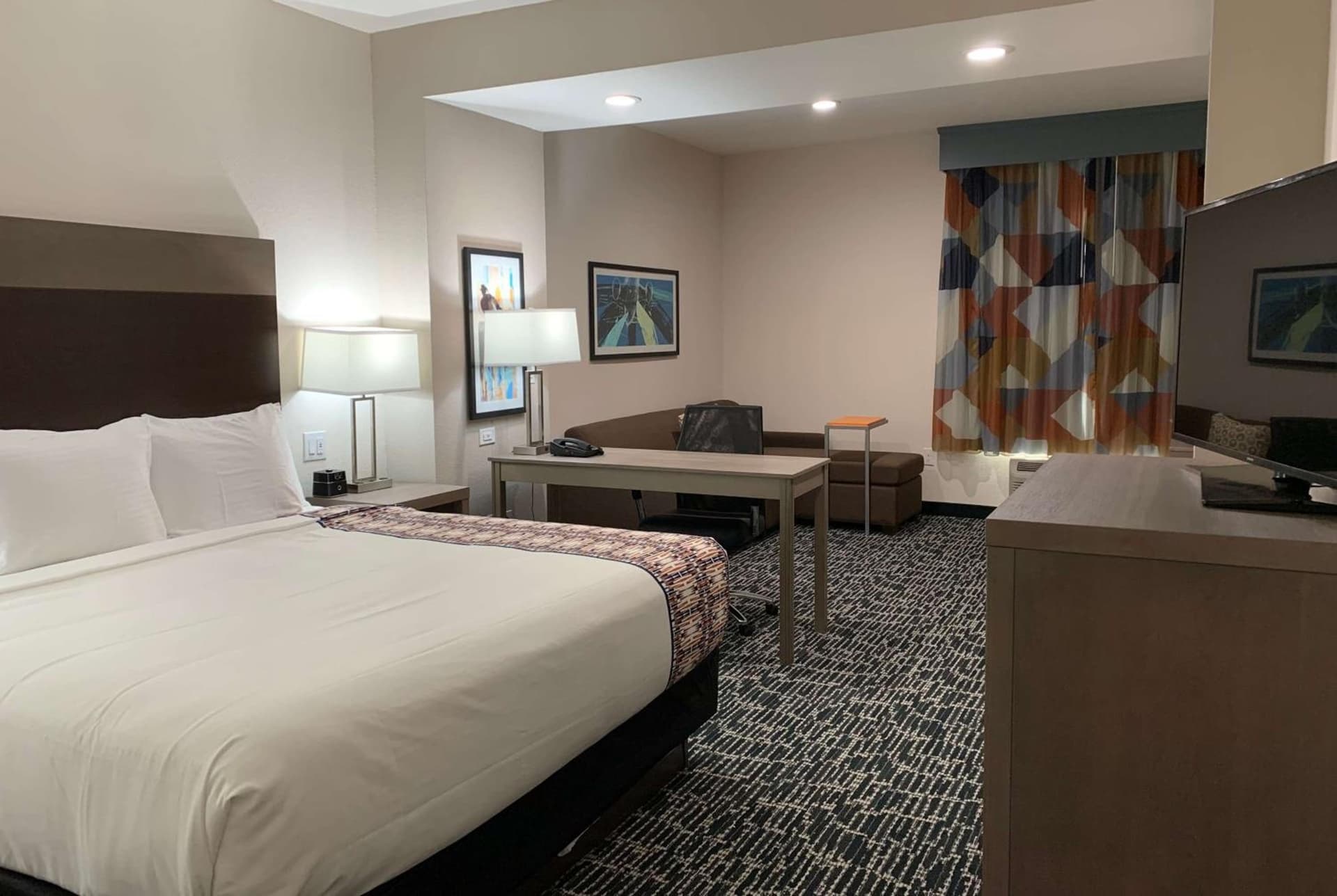La Quinta Inn & Suites by Wyndham - Red Oak TX IH-35E gallery photo in Red Oak, TX — image 18