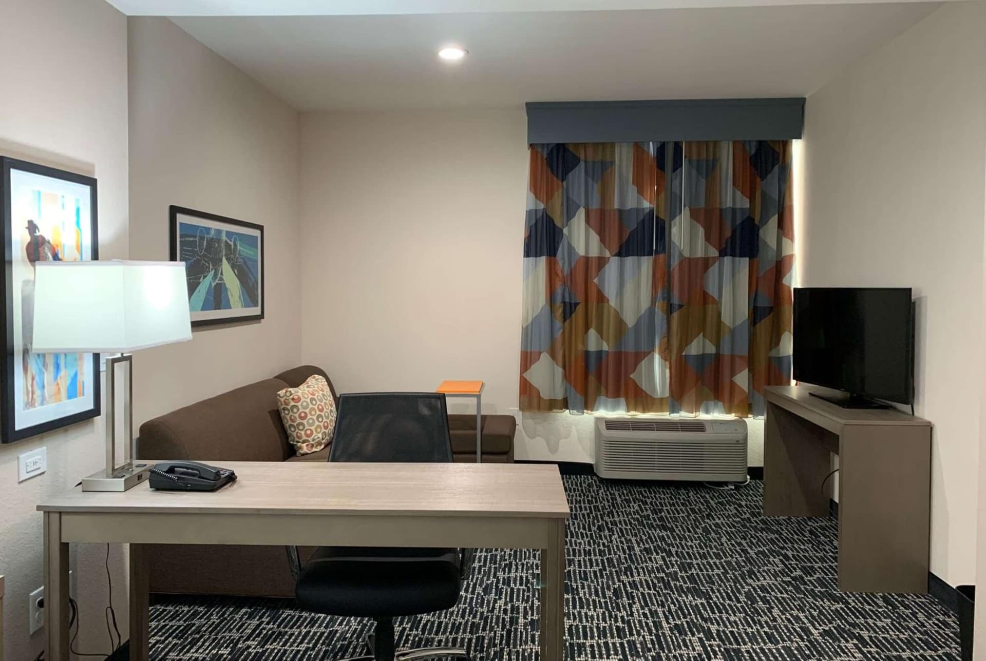 La Quinta Inn & Suites by Wyndham - Red Oak TX IH-35E gallery photo in Red Oak, TX — image 13