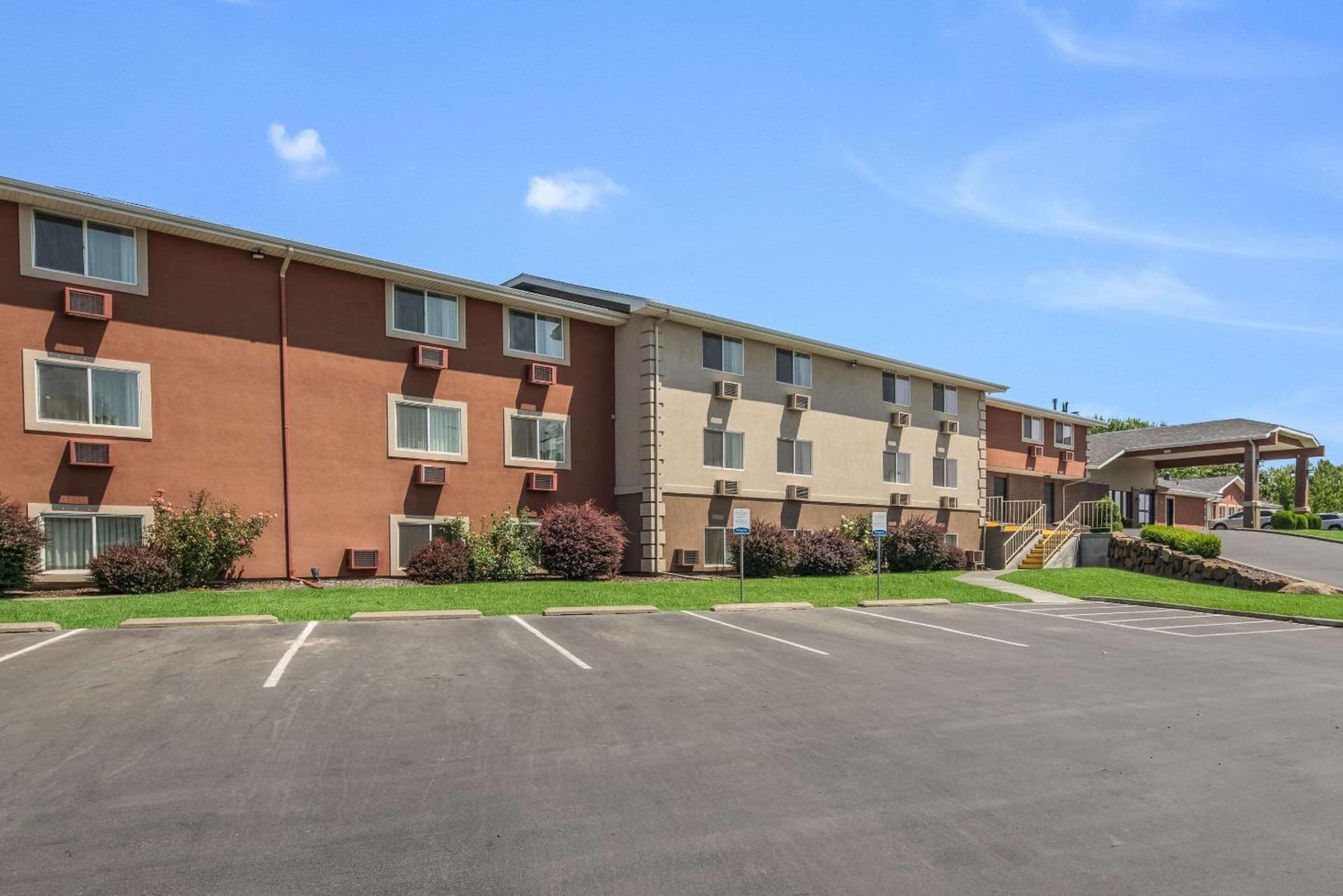 Quality Inn & Suites Downtown Walla Walla interior in Walla Walla, WA — gallery photo 2