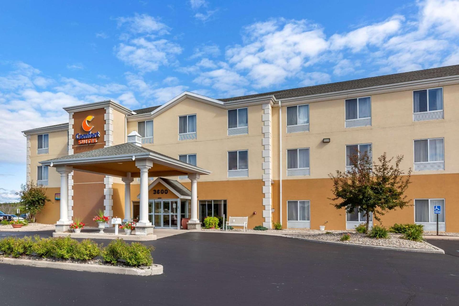 Comfort Suites Escanaba West interior in Escanaba, MI — gallery photo 2