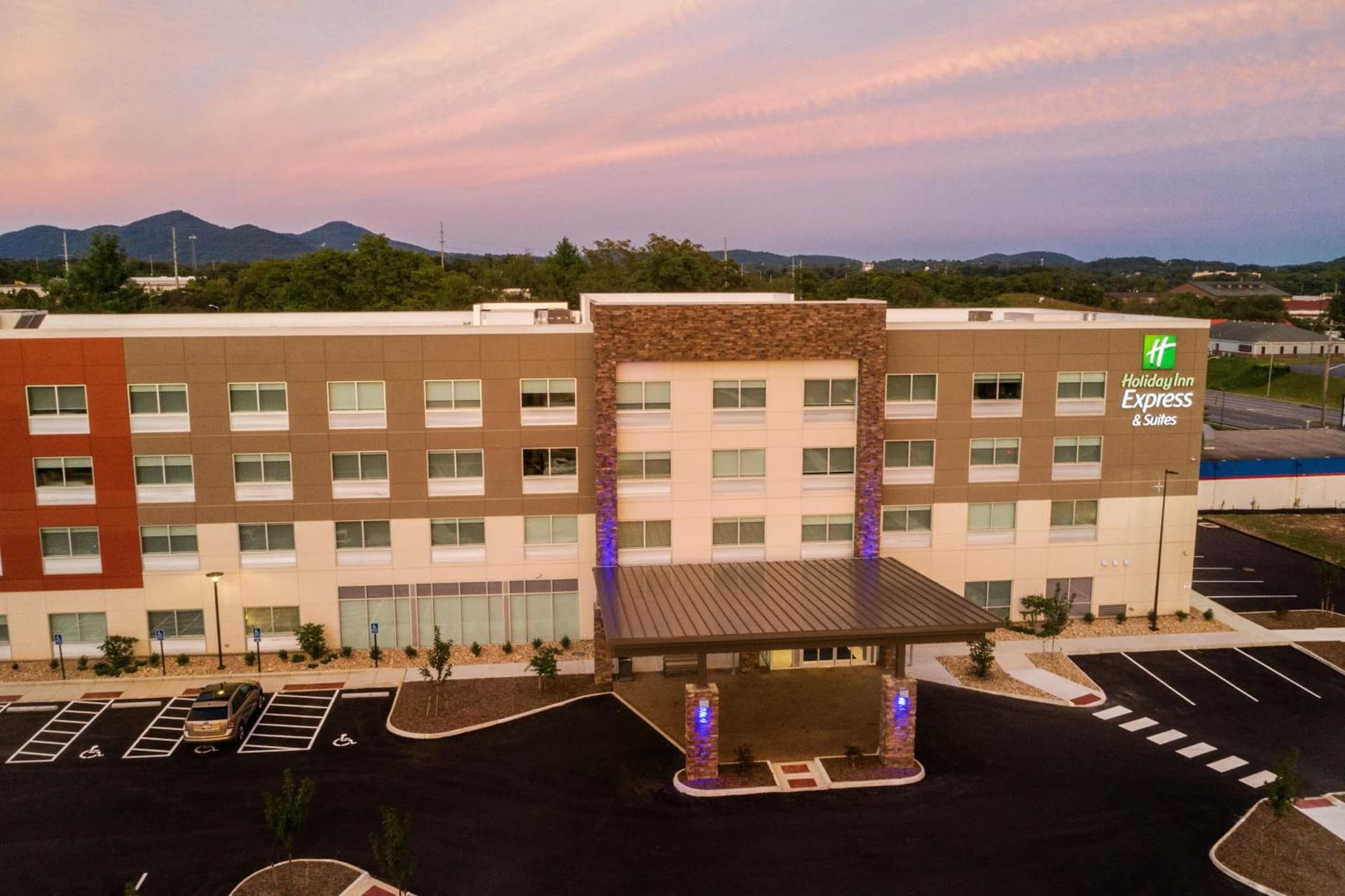 Holiday Inn Express & Suites - Roanoke – Civic Center gallery photo in Roanoke, VA — image 94