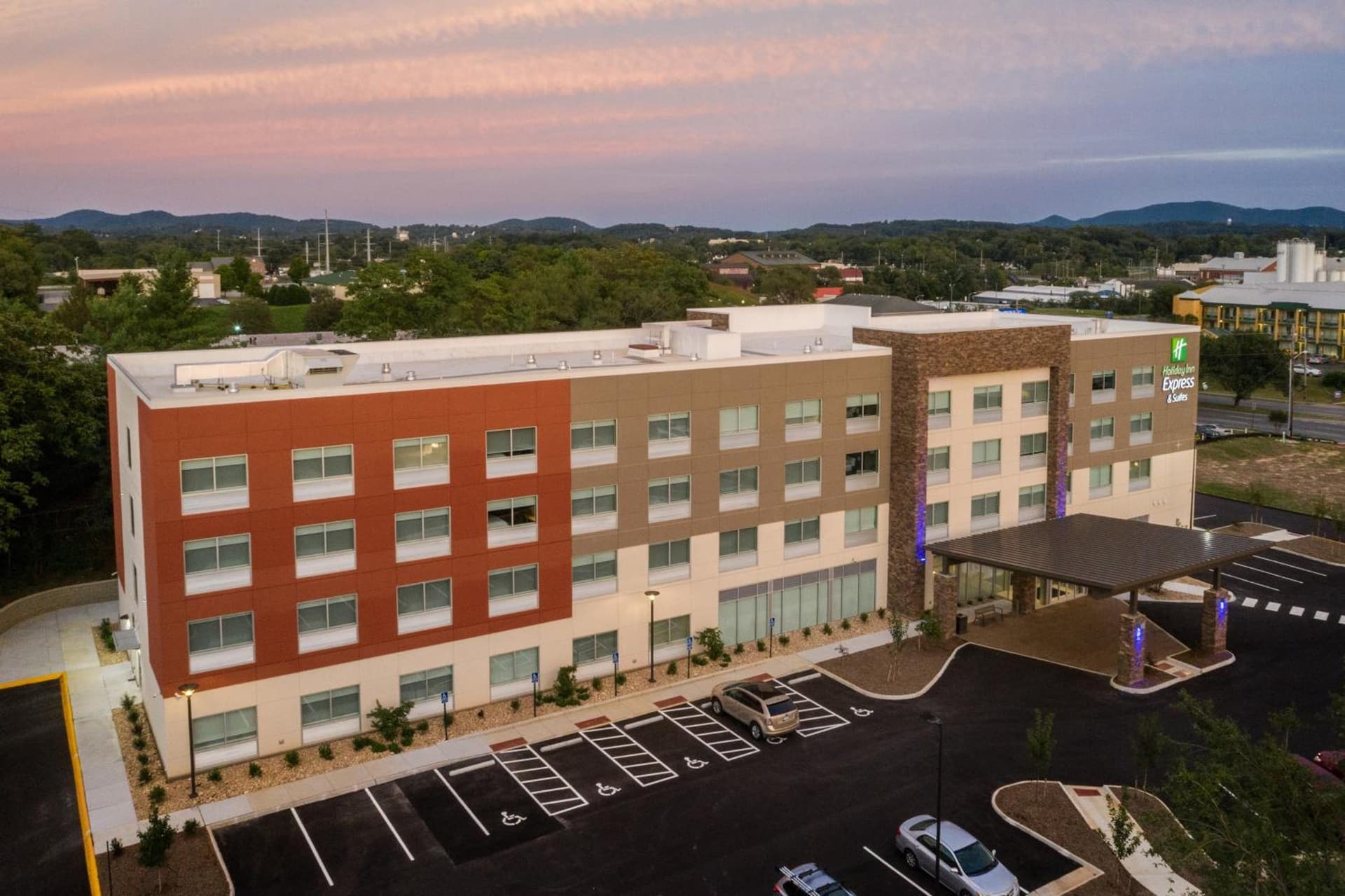 Holiday Inn Express & Suites - Roanoke – Civic Center gallery photo in Roanoke, VA — image 53