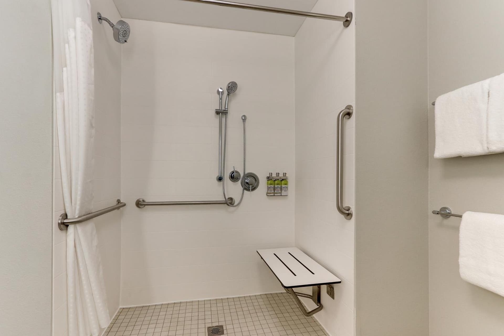 Holiday Inn Express & Suites - Roanoke – Civic Center gallery photo in Roanoke, VA — image 71