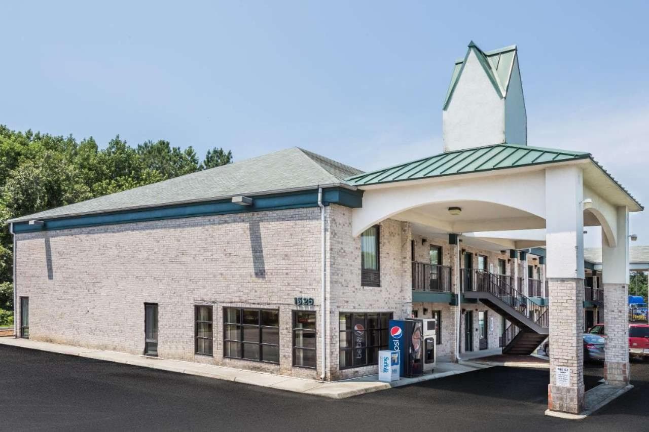 Brentwood Inn & Suites exterior or lobby in Suffolk, VA — main listing photo