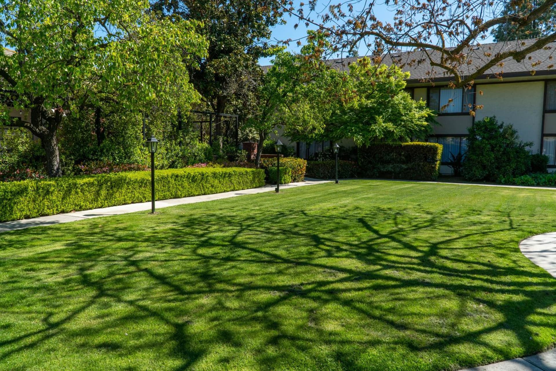 Hotel Piccadilly property views in Fresno, CA — gallery photo 3