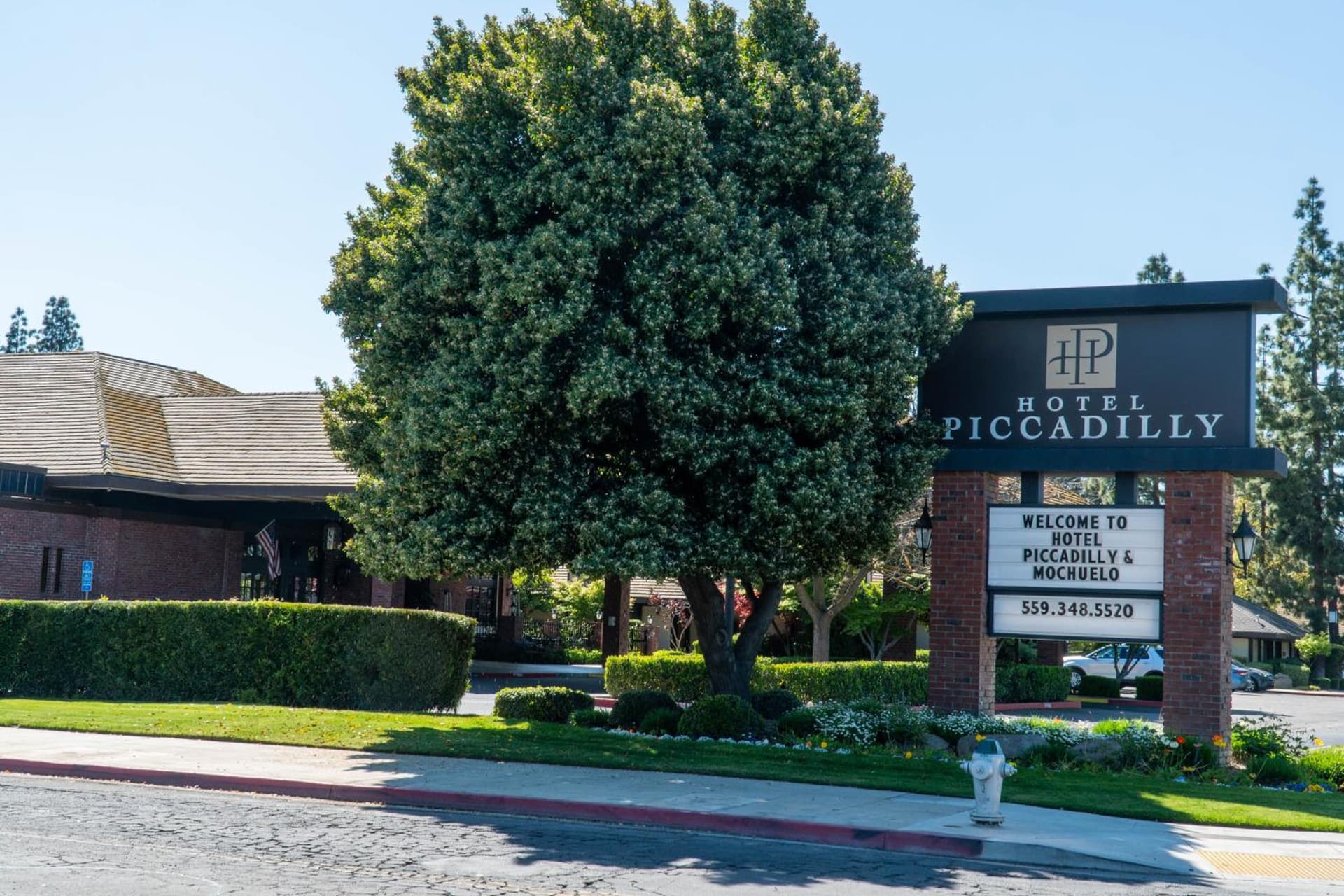 Hotel Piccadilly interior in Fresno, CA — gallery photo 2