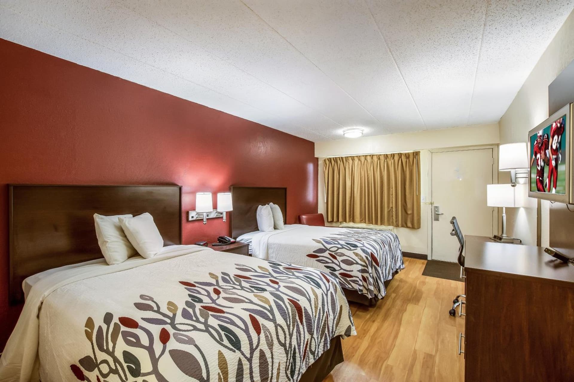 Red Roof Inn Saginaw – Frankenmuth interior in Saginaw, MI — gallery photo 2