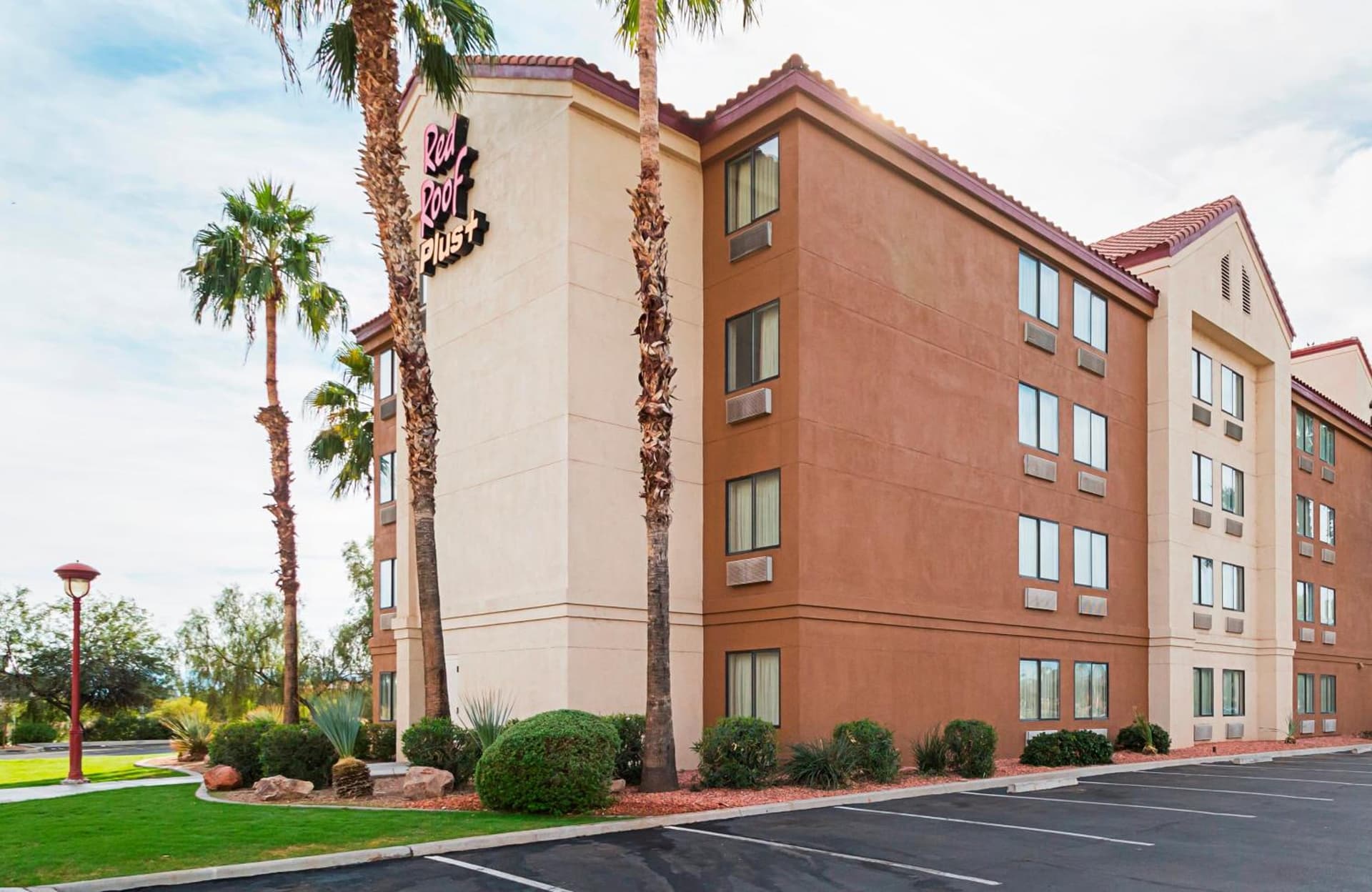 Red Roof Inn PLUS + Phoenix West interior in Phoenix, AZ — gallery photo 2