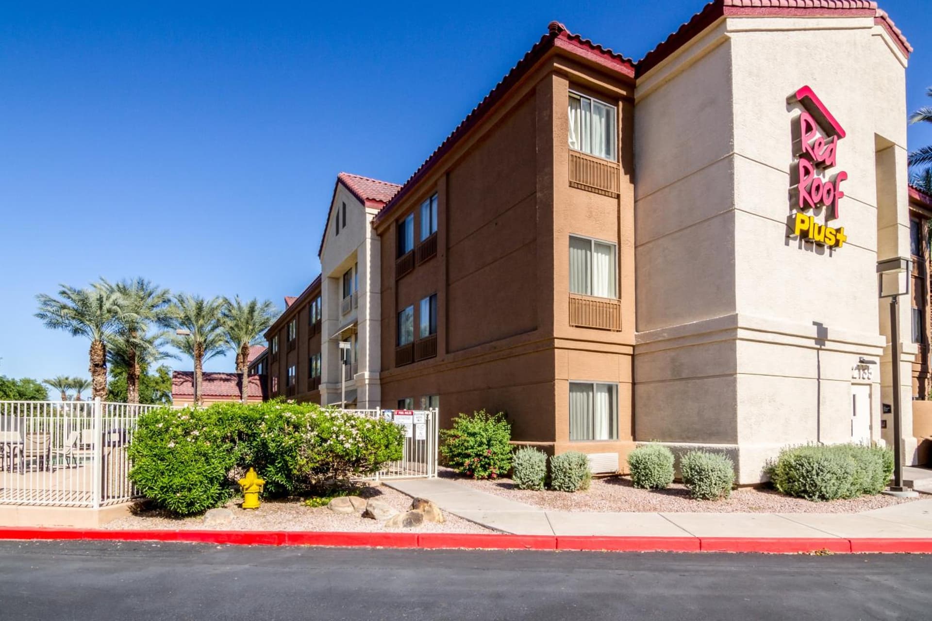 Red Roof Inn PLUS+ Tempe - Phoenix Airport interior in Tempe, AZ — gallery photo 2
