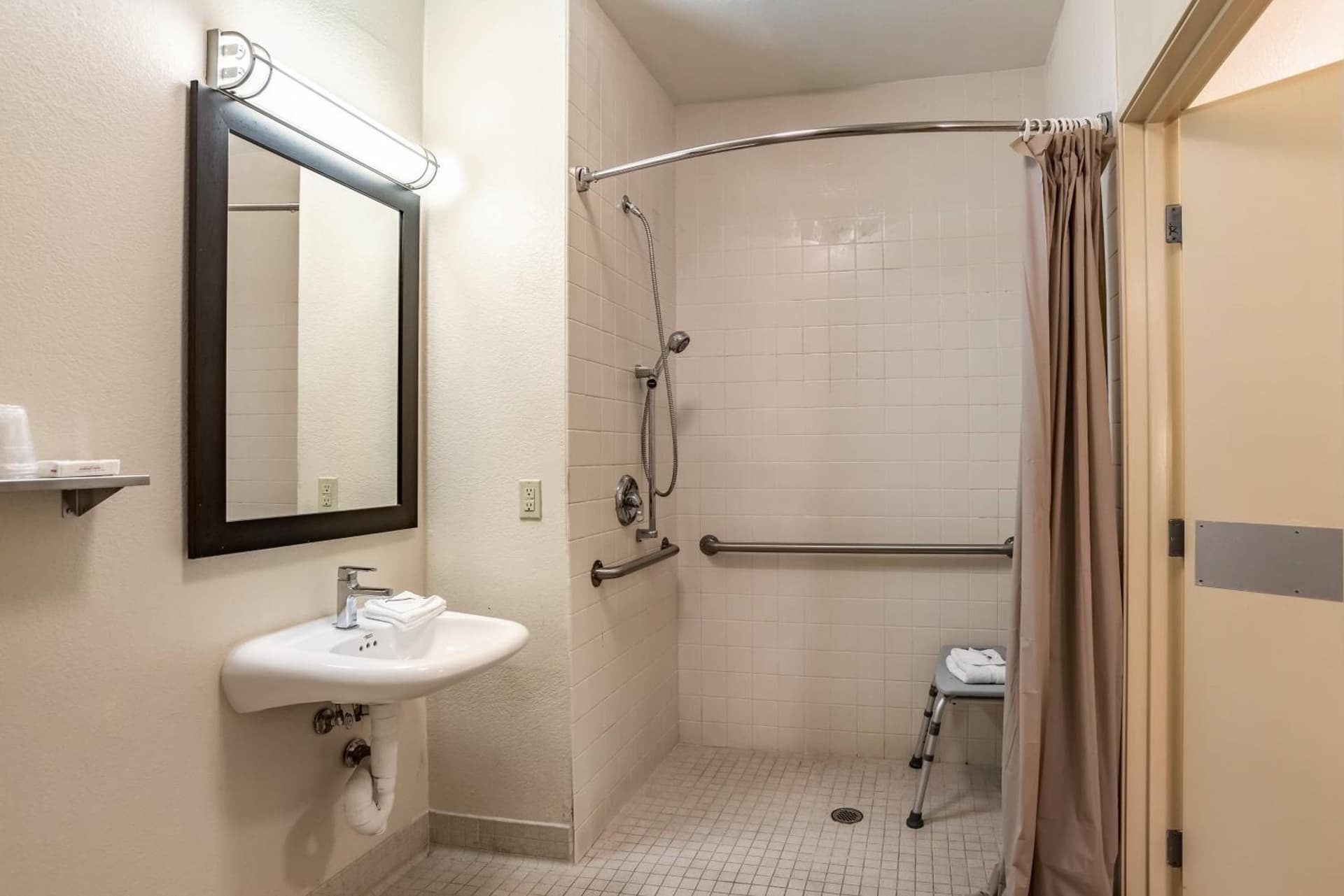 Red Roof Inn PLUS+ Tempe - Phoenix Airport gallery photo in Tempe, AZ — image 22