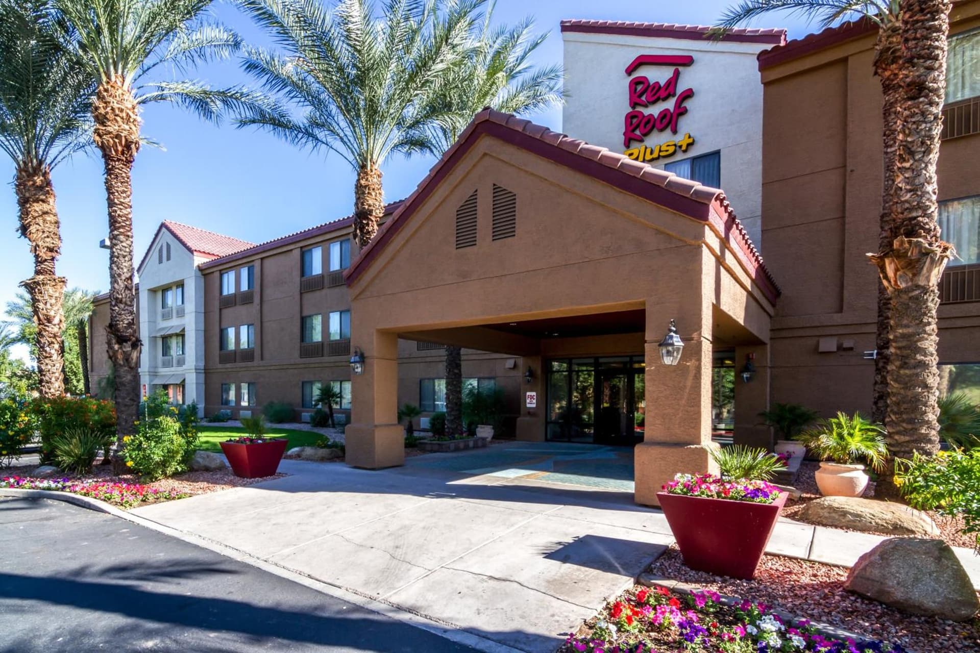 Red Roof Inn PLUS+ Tempe - Phoenix Airport property views in Tempe, AZ — gallery photo 3