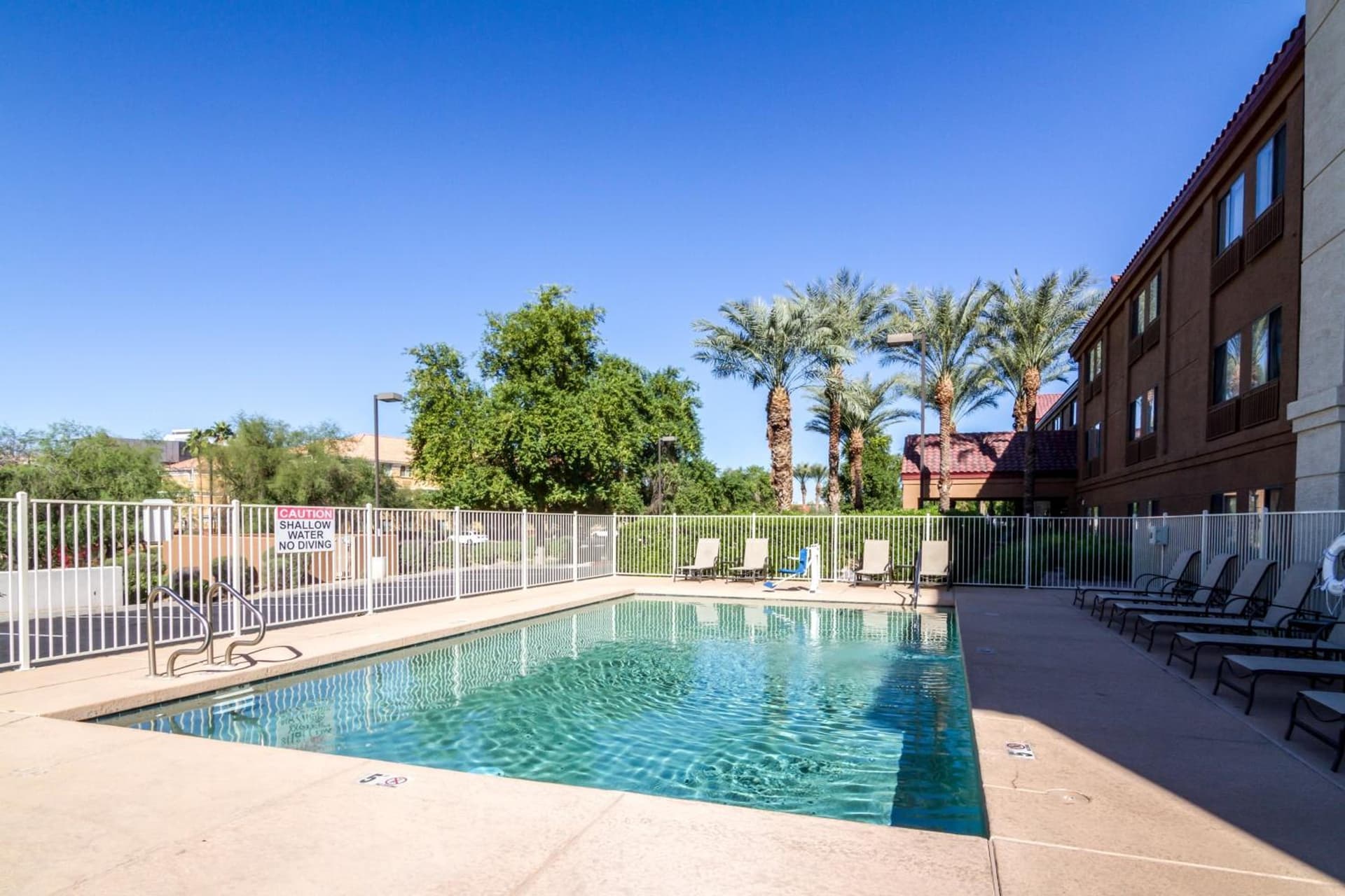 Red Roof Inn PLUS+ Tempe - Phoenix Airport gallery photo in Tempe, AZ — image 18