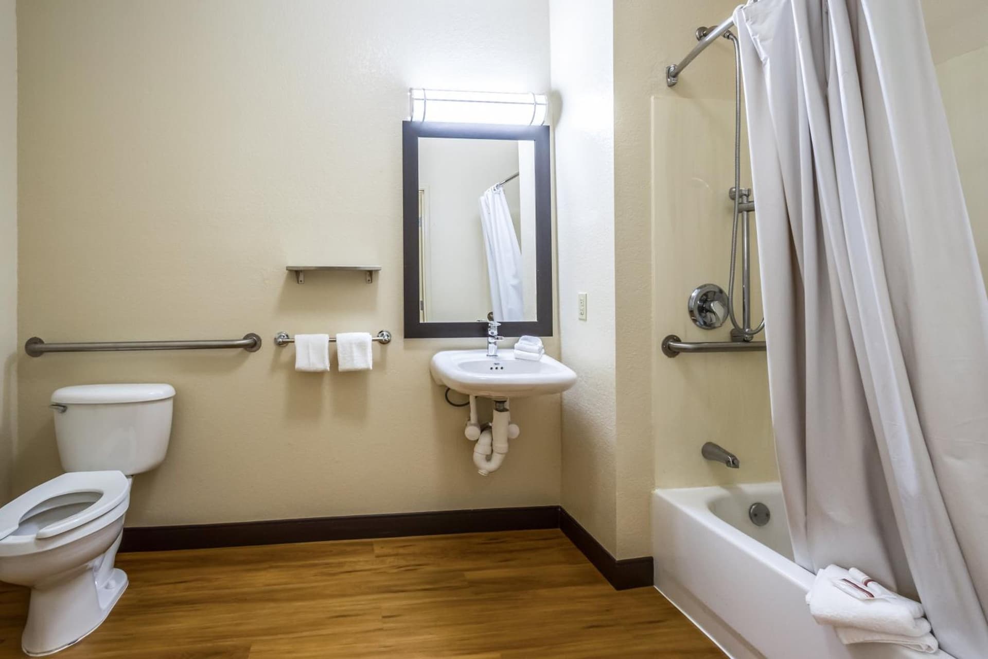 Red Roof Inn PLUS+ Tempe - Phoenix Airport gallery photo in Tempe, AZ — image 7