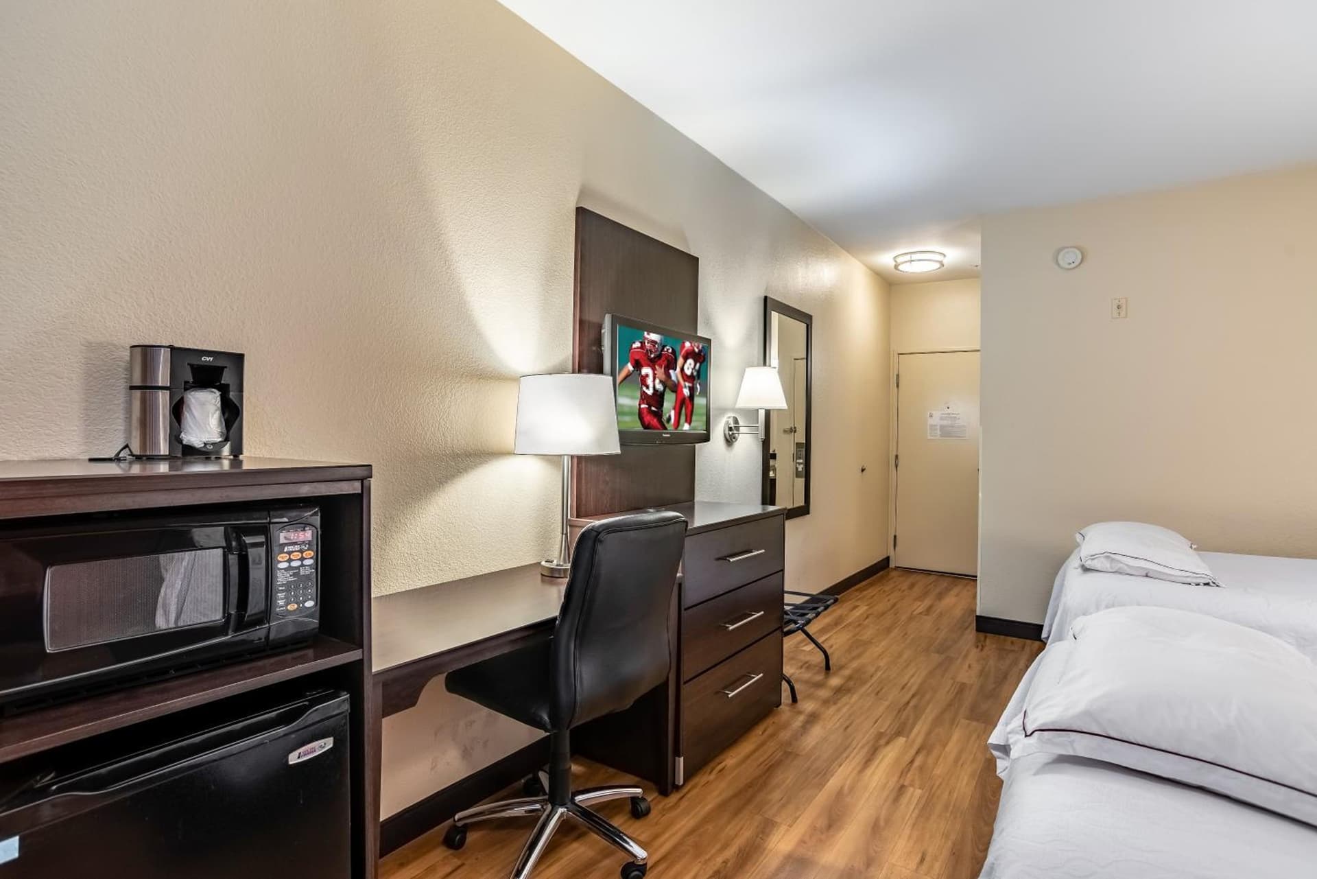 Red Roof Inn PLUS+ Tempe - Phoenix Airport property views in Tempe, AZ — gallery photo 3