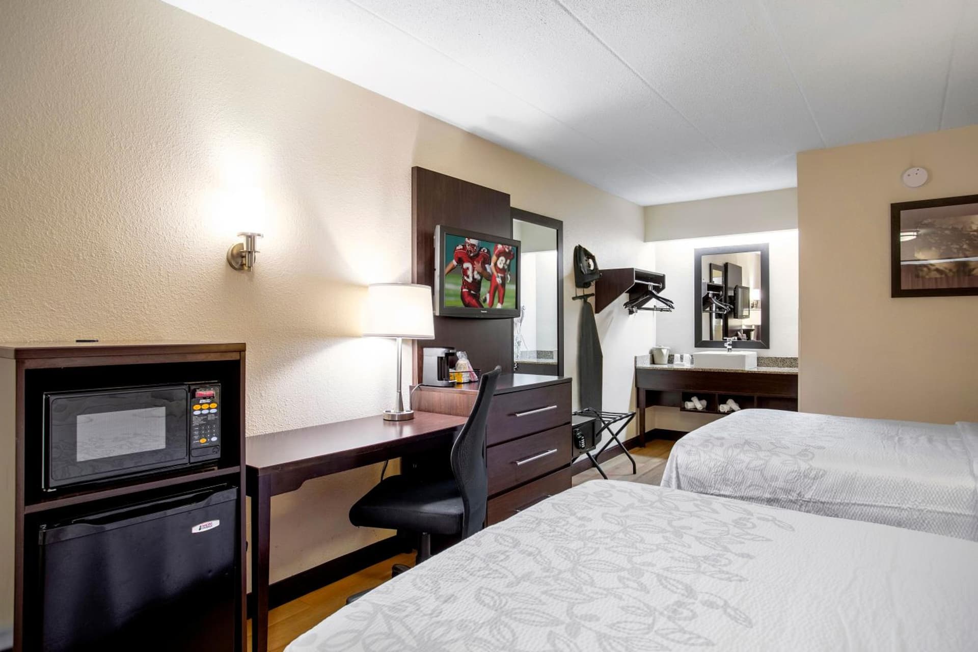 Red Roof Inn PLUS+ Ann Arbor - U of Michigan North gallery photo in Ann Arbor, MI — image 26