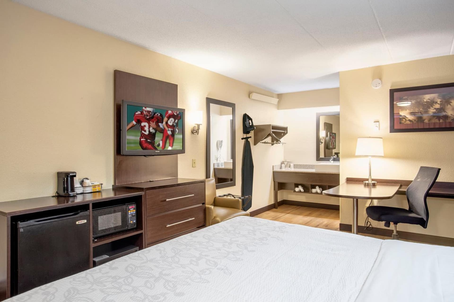 Red Roof Inn PLUS+ Ann Arbor - U of Michigan North gallery photo in Ann Arbor, MI — image 17