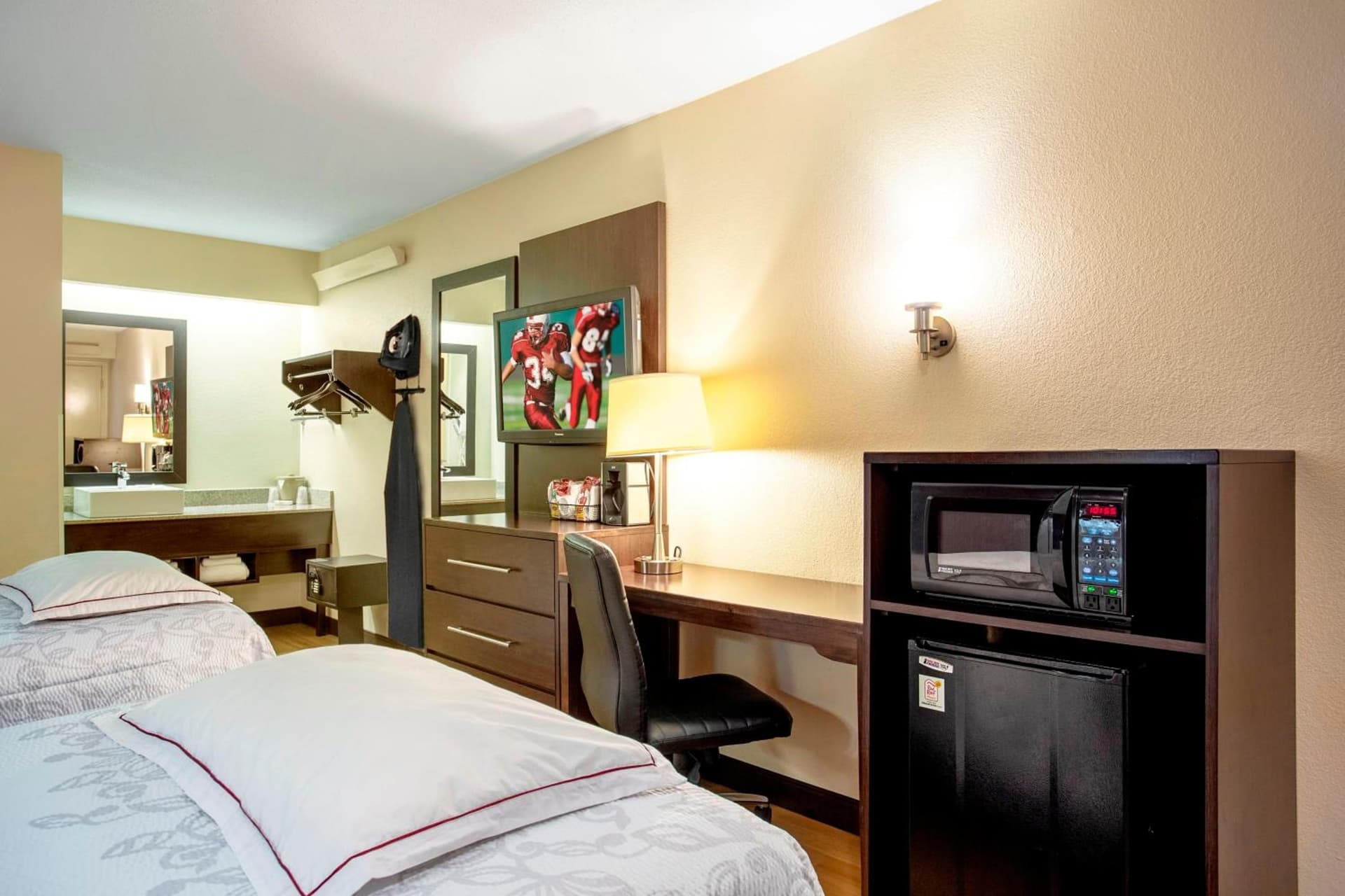 Red Roof Inn PLUS+ Ann Arbor - U of Michigan North gallery photo in Ann Arbor, MI — image 6