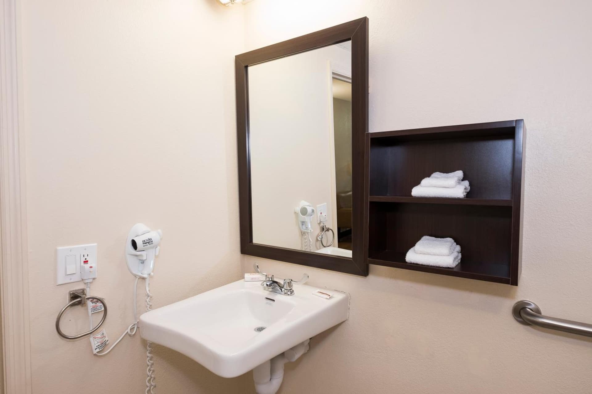 Red Roof Inn PLUS+ Poughkeepsie gallery photo in Poughkeepsie, NY — image 10