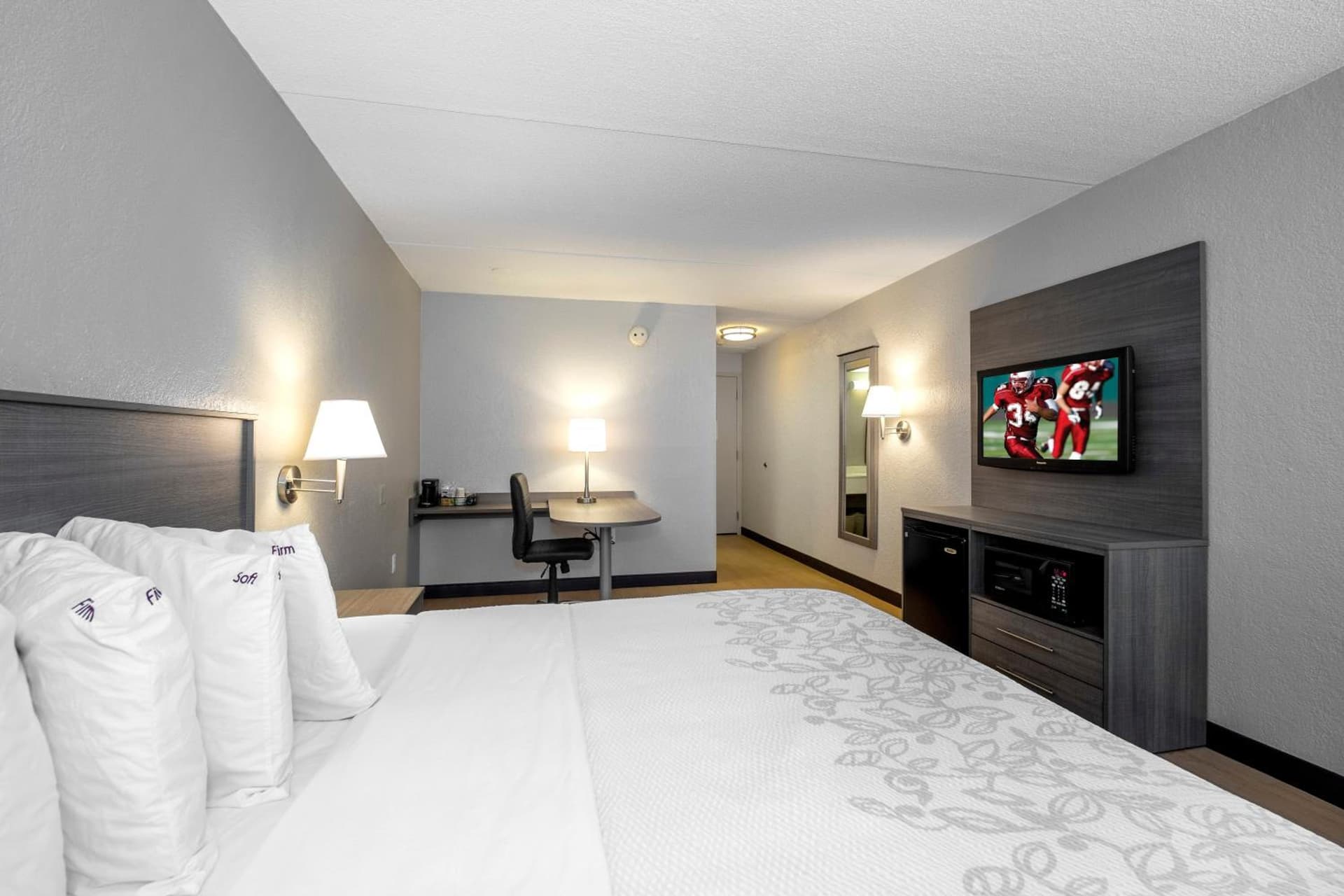 Red Roof Inn PLUS Boston - Mansfield - Foxboro gallery photo in Mansfield, MA — image 9