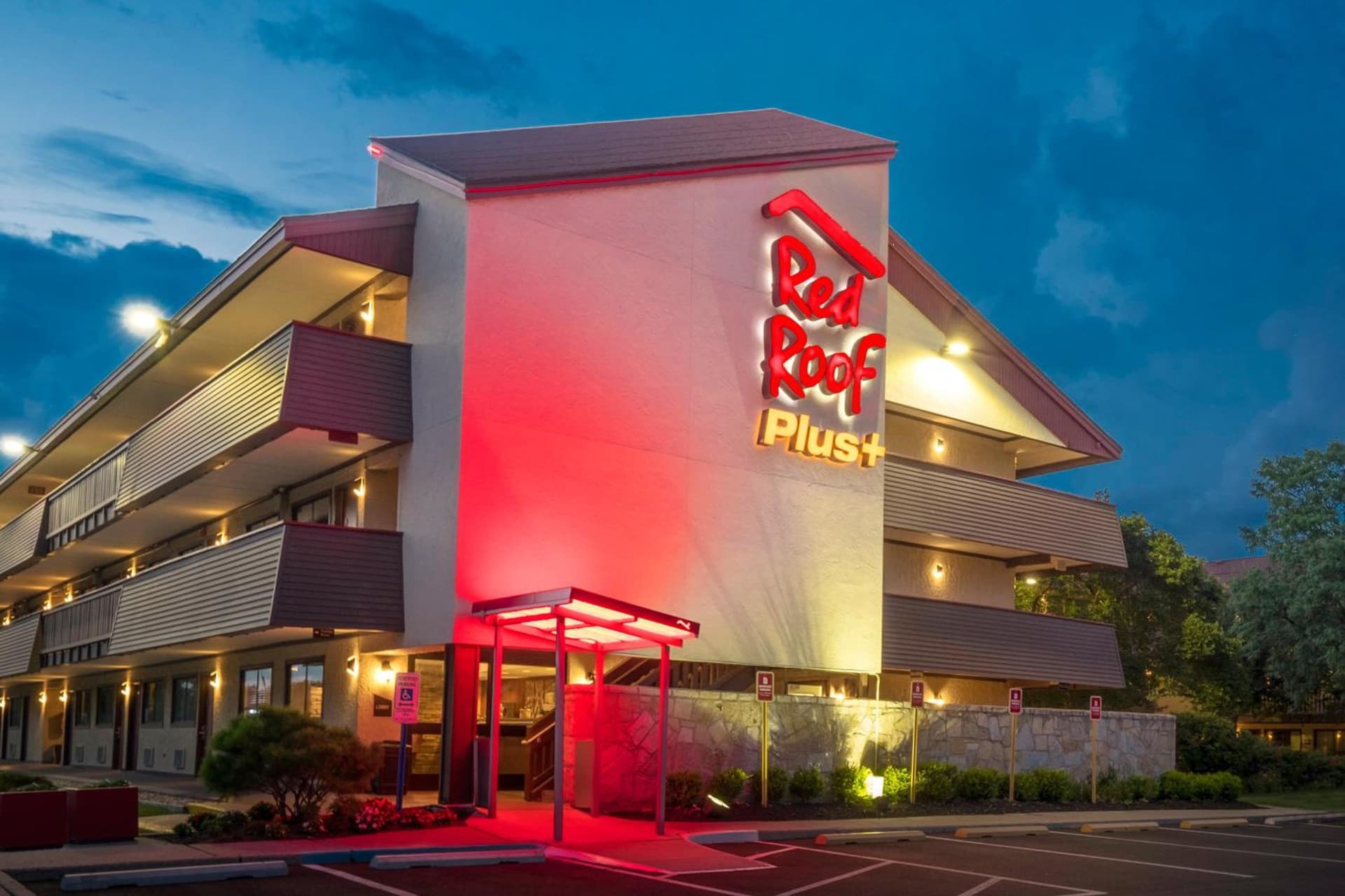 Red Roof Inn PLUS+ Secaucus - Meadowlands property views in Secaucus, NJ — gallery photo 3