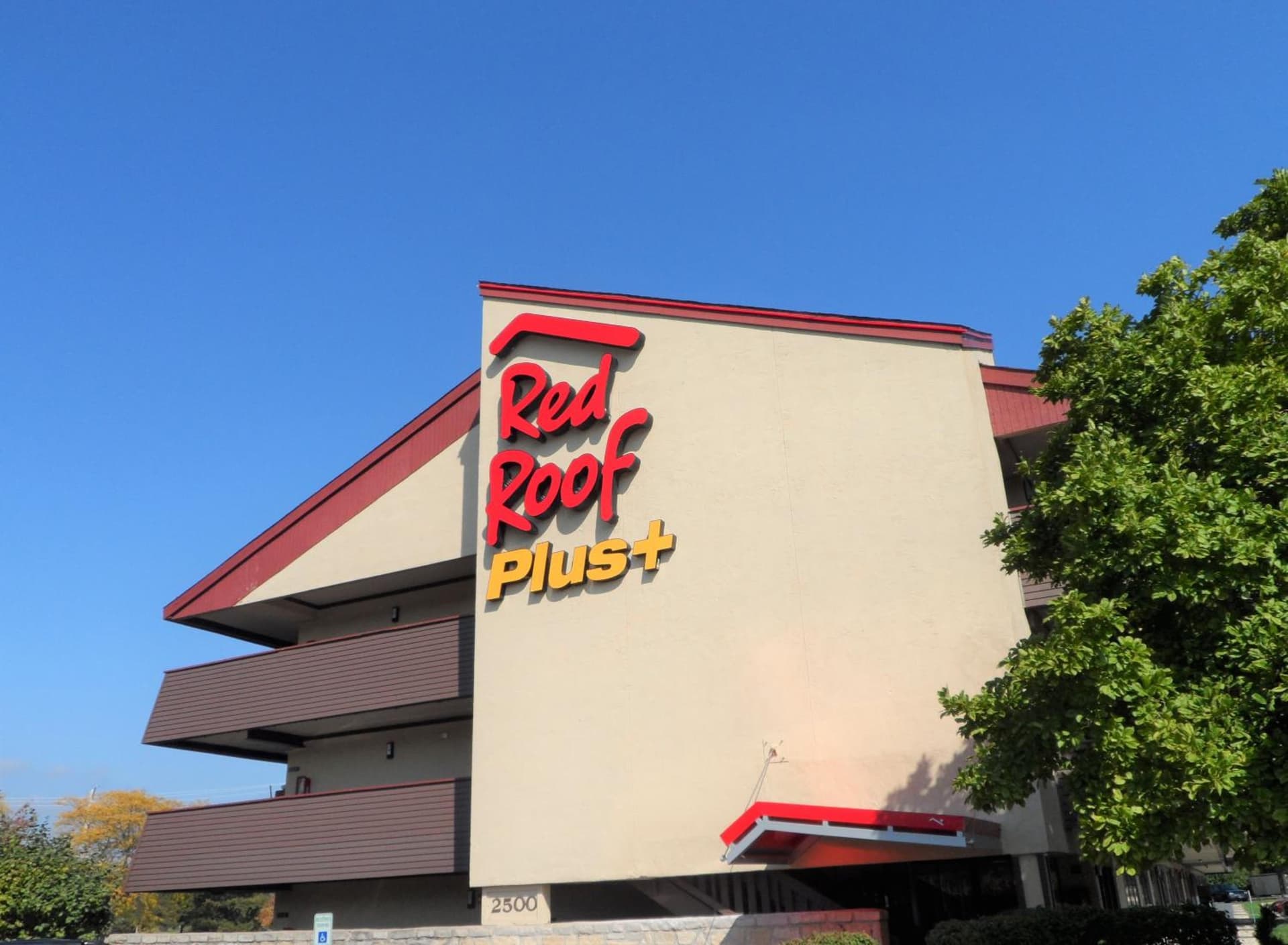 Red Roof Inn PLUS Chicago - Hoffman Estates interior in Hoffman Estates, IL — gallery photo 2