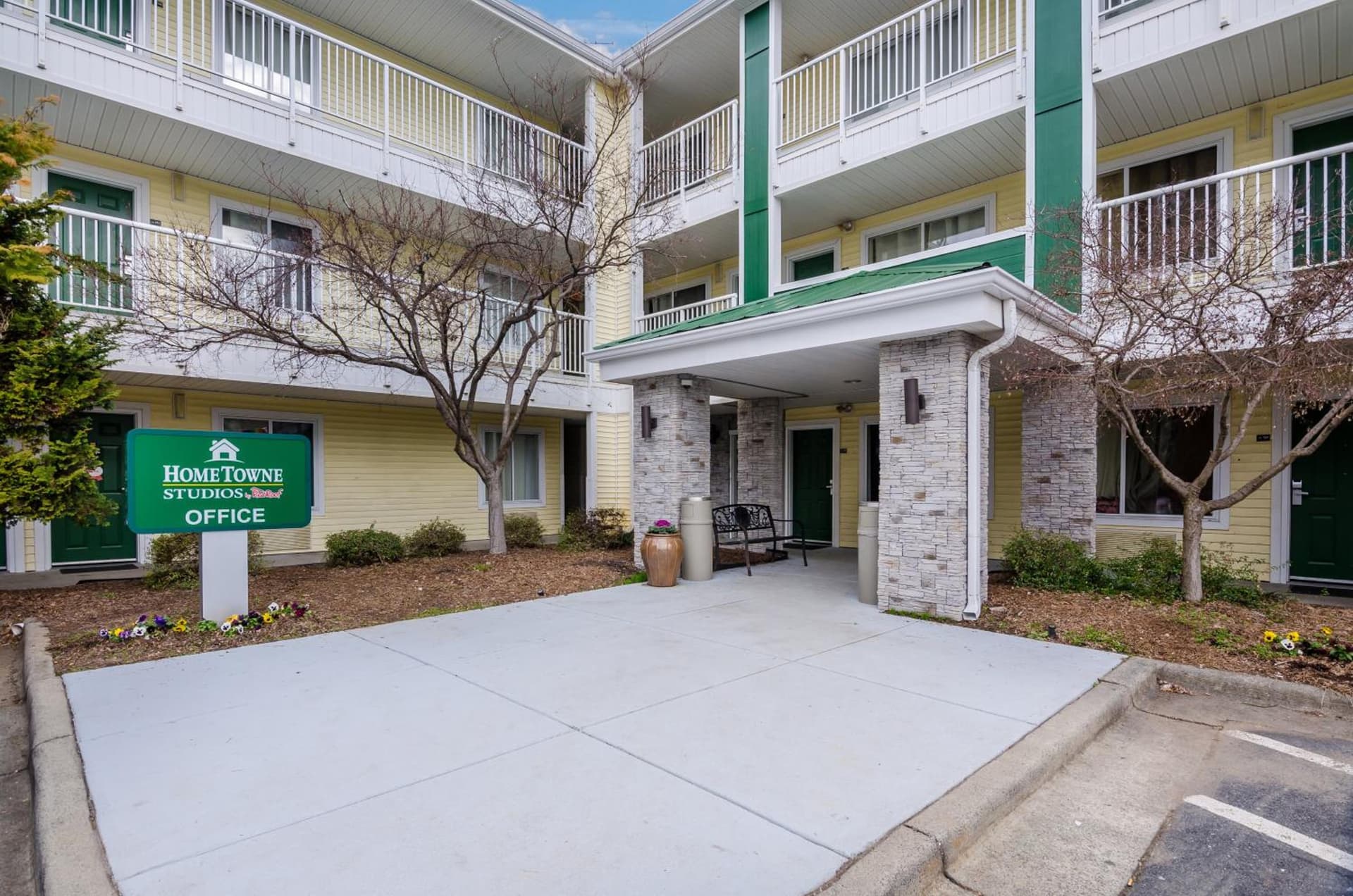 Suburban Studios Winston Salem-University Parkway gallery photo in Winston-Salem, NC — image 16