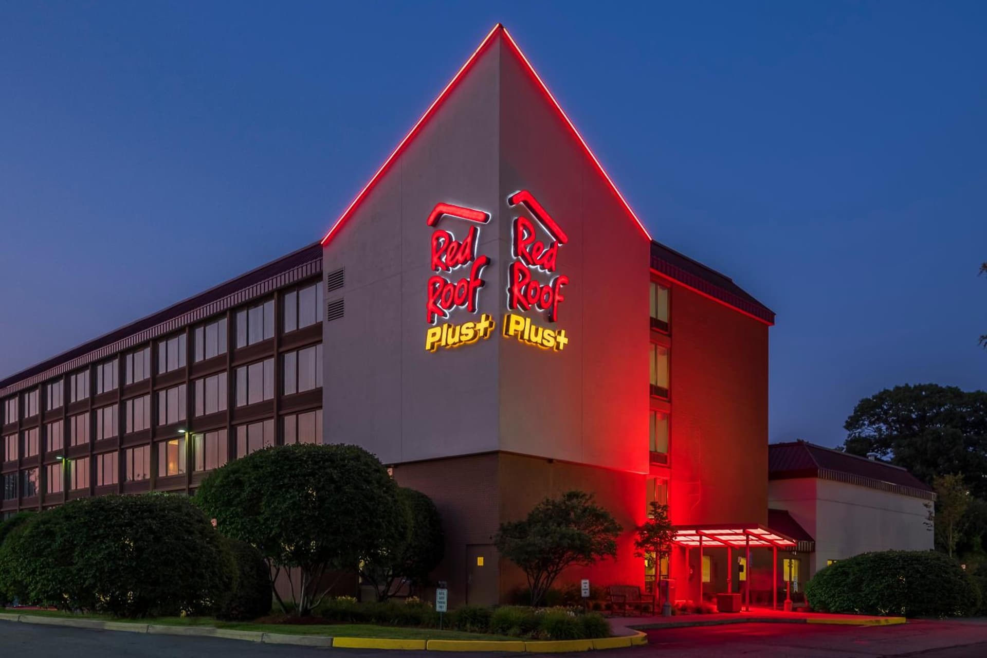 Red Roof Inn PLUS+ Boston - Woburn/ Burlington interior in Woburn, MA — gallery photo 2