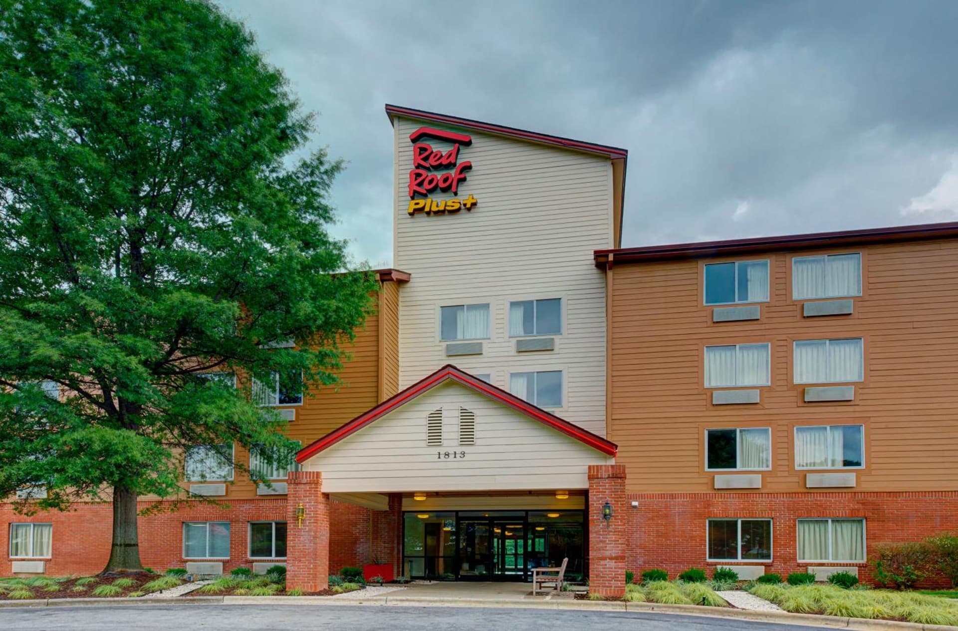 Red Roof Inn PLUS Raleigh Downtown NCSU Conv Center interior in Raleigh, NC — gallery photo 2