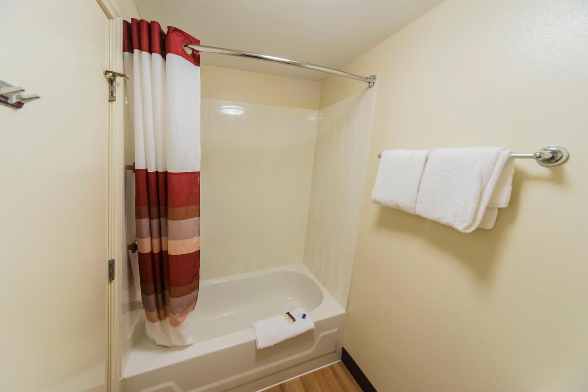 Red Roof Inn PLUS Raleigh Downtown NCSU Conv Center gallery photo in Raleigh, NC — image 34