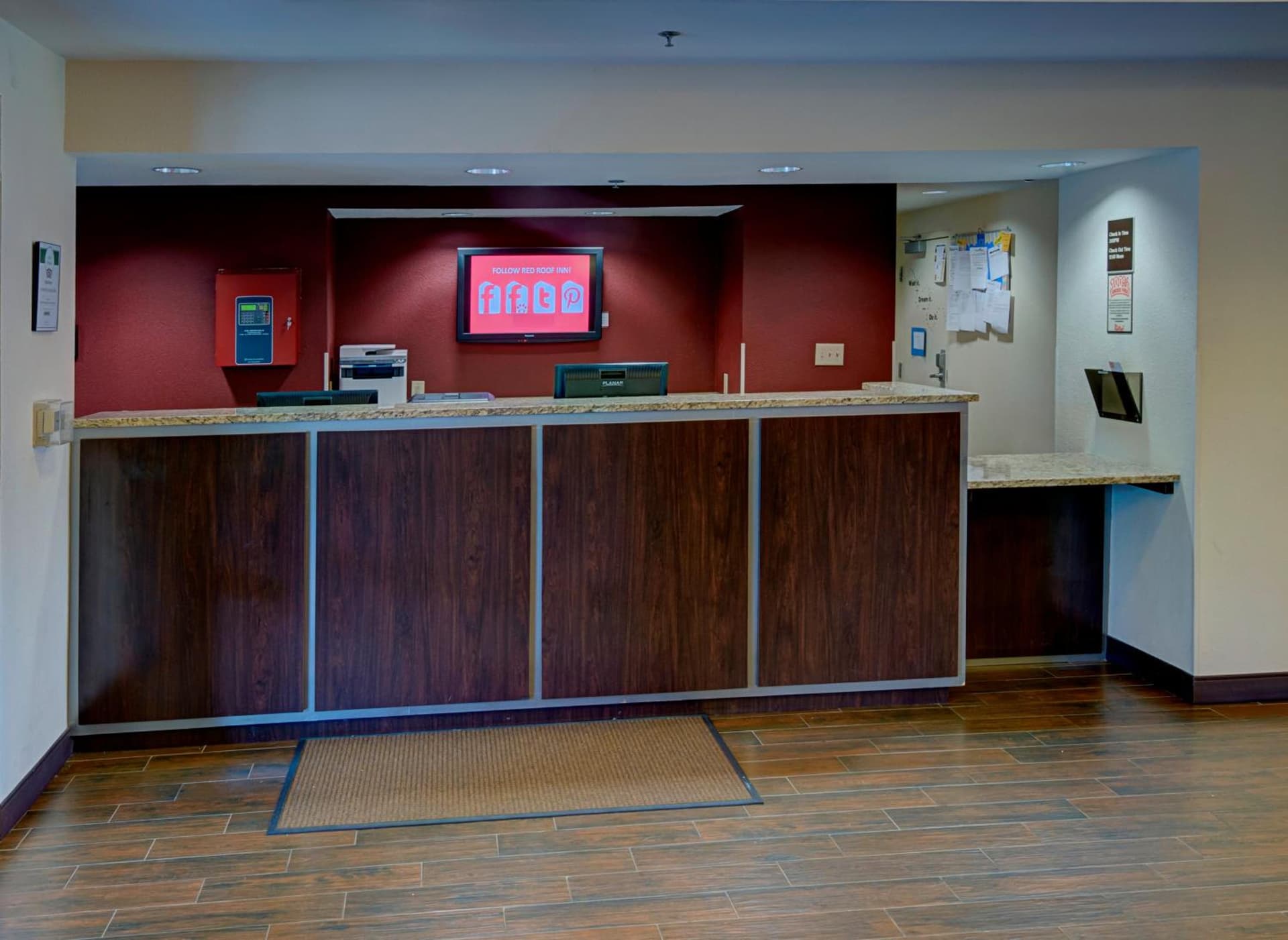 Red Roof Inn PLUS Raleigh Downtown NCSU Conv Center gallery photo in Raleigh, NC — image 25