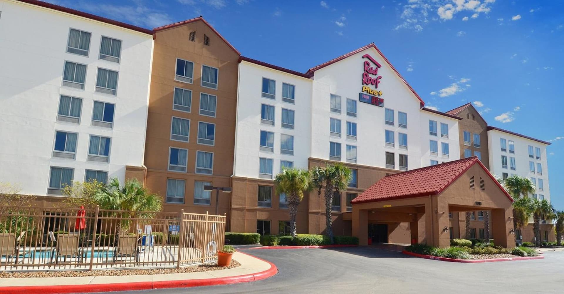 Red Roof Inn PLUS+ San Antonio Downtown - Riverwalk interior in San Antonio, TX — gallery photo 2