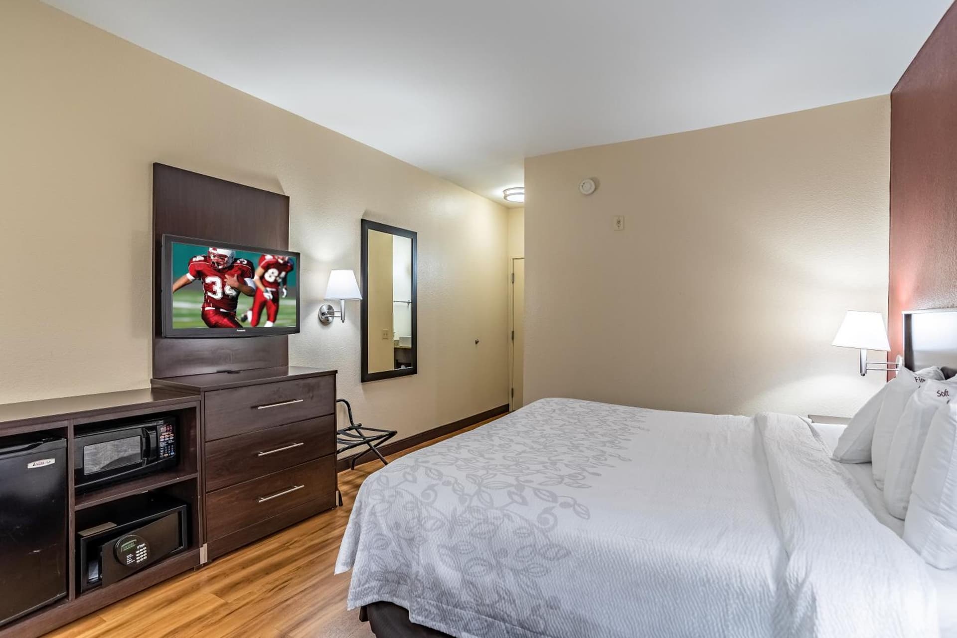 Red Roof Inn PLUS+ San Antonio Downtown - Riverwalk gallery photo in San Antonio, TX — image 13
