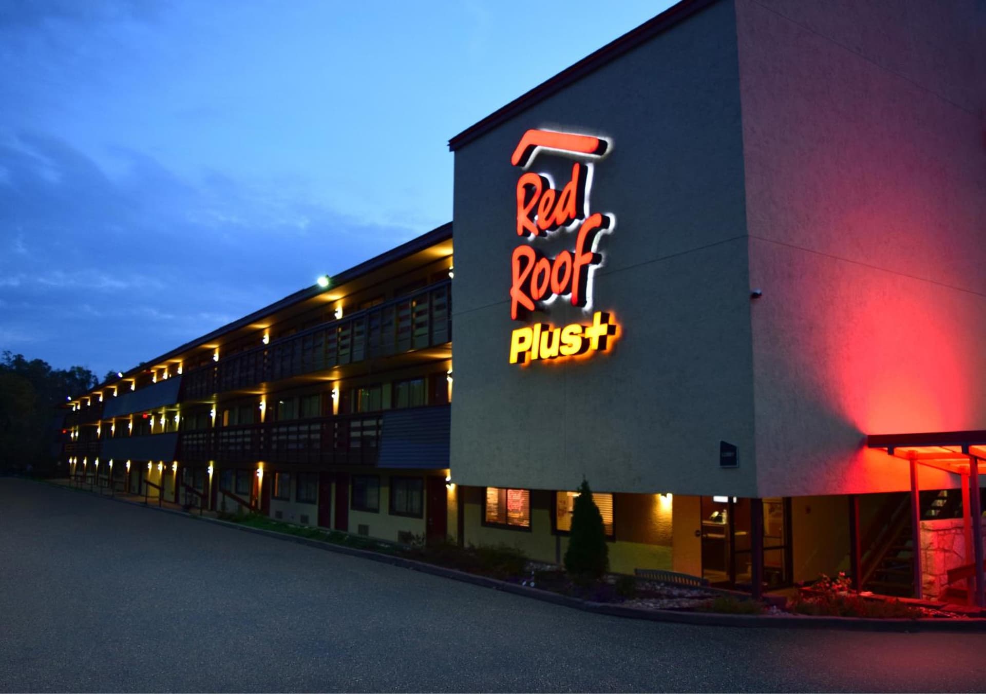Red Roof Inn PLUS+ Pittsburgh East - Monroeville property views in Monroeville, PA — gallery photo 3