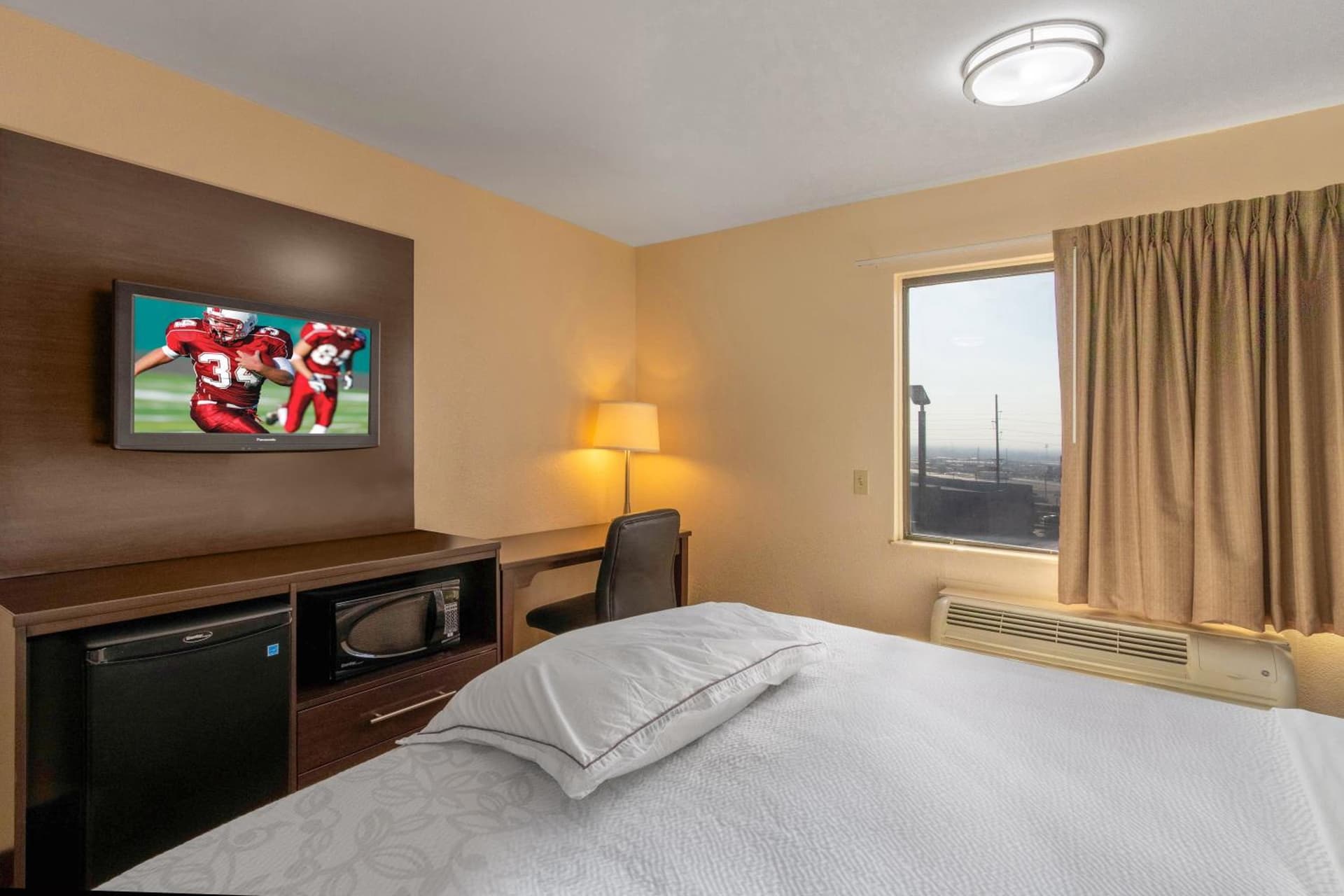 Red Roof Inn PLUS+ El Paso East interior in El Paso, TX — gallery photo 2