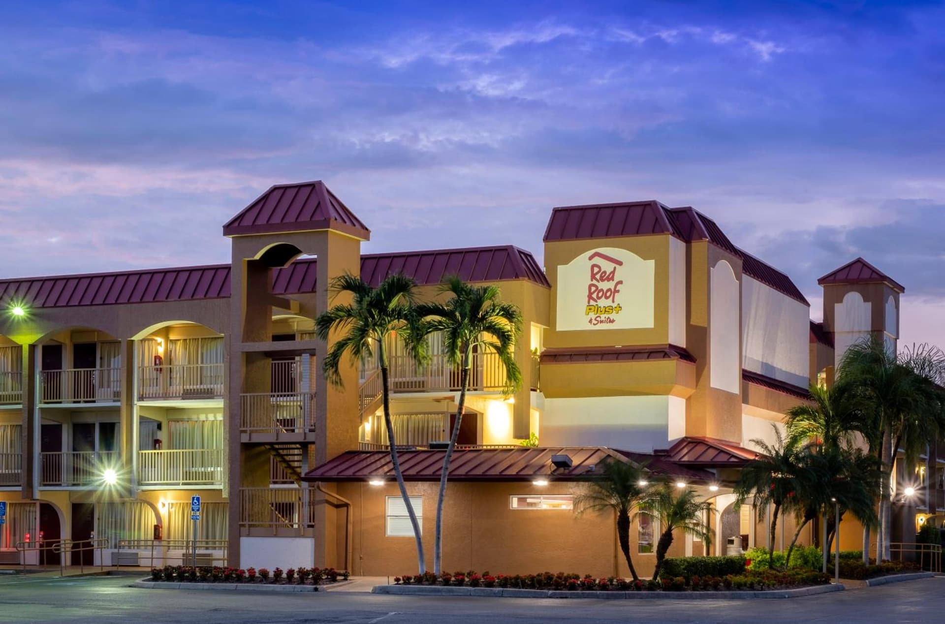 Red Roof Inn PLUS+ & Suites Naples Downtown-5th Ave S property views in Naples, FL — gallery photo 3