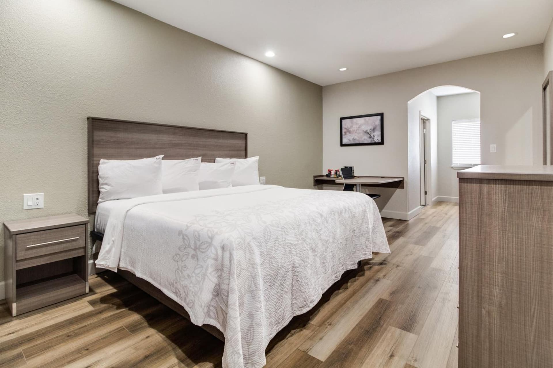 Red Roof Inn PLUS + Galveston - Beachfront gallery photo in Galveston, TX — image 24