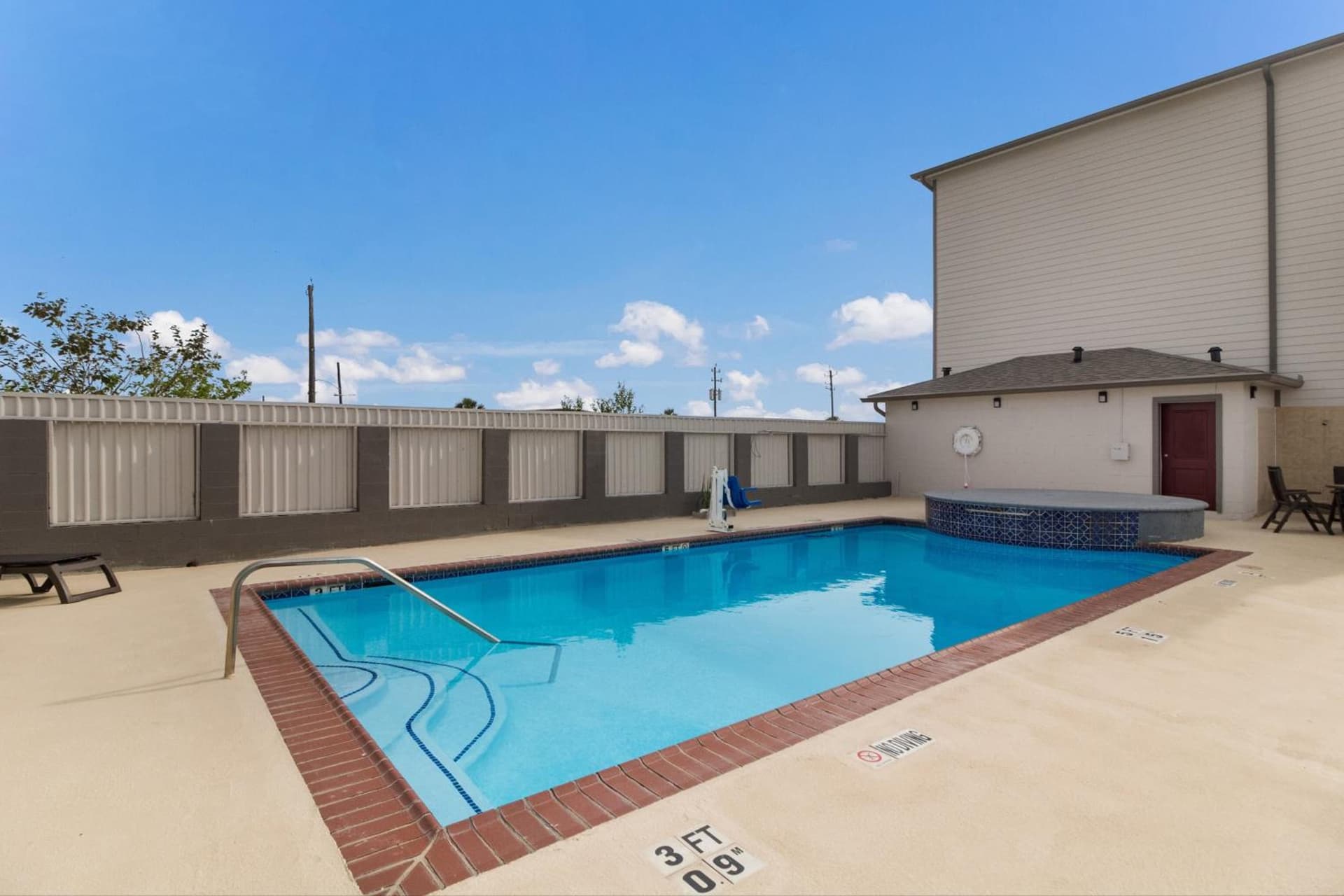 Red Roof Inn PLUS + Galveston - Beachfront gallery photo in Galveston, TX — image 23