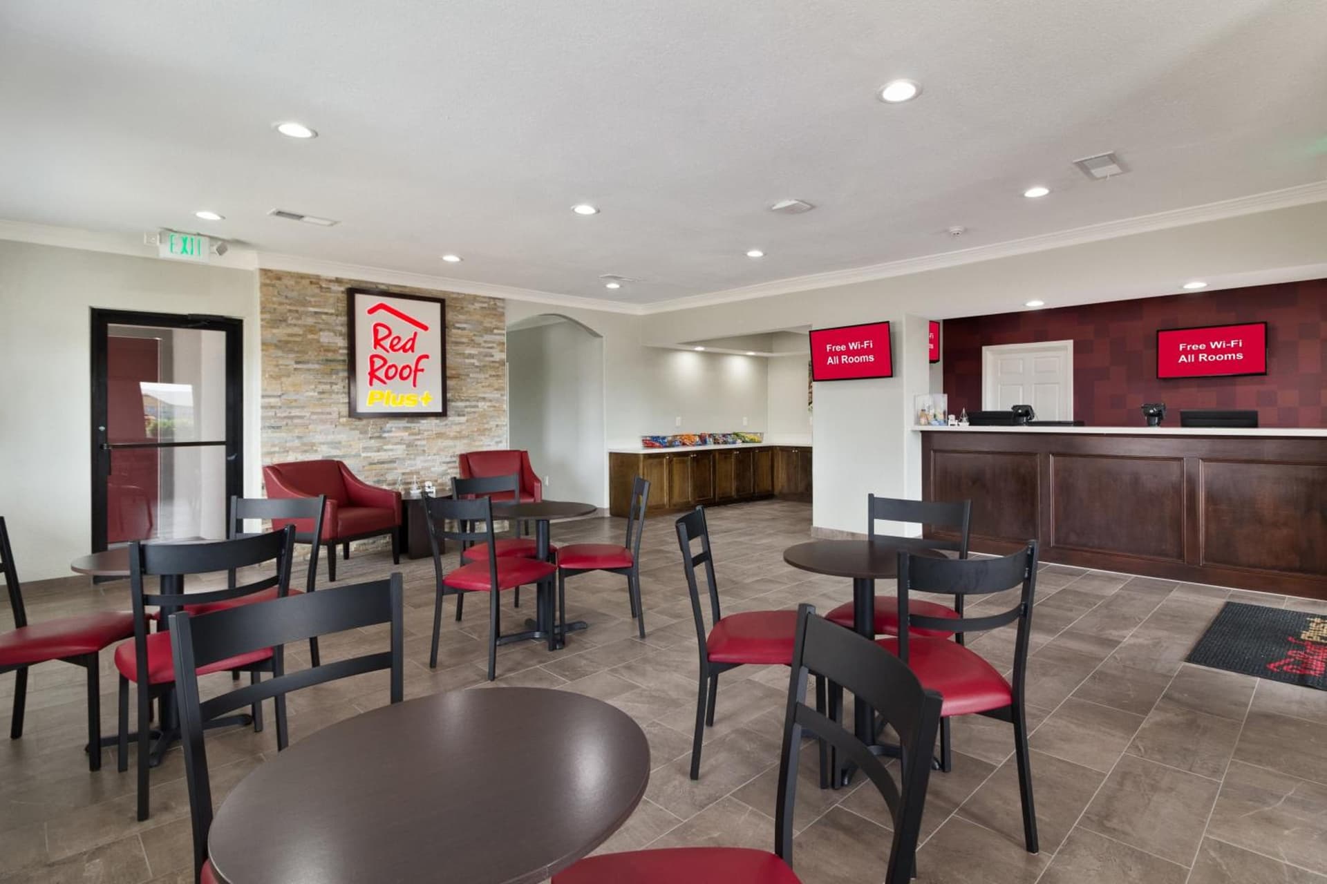 Red Roof Inn PLUS + Galveston - Beachfront gallery photo in Galveston, TX — image 30