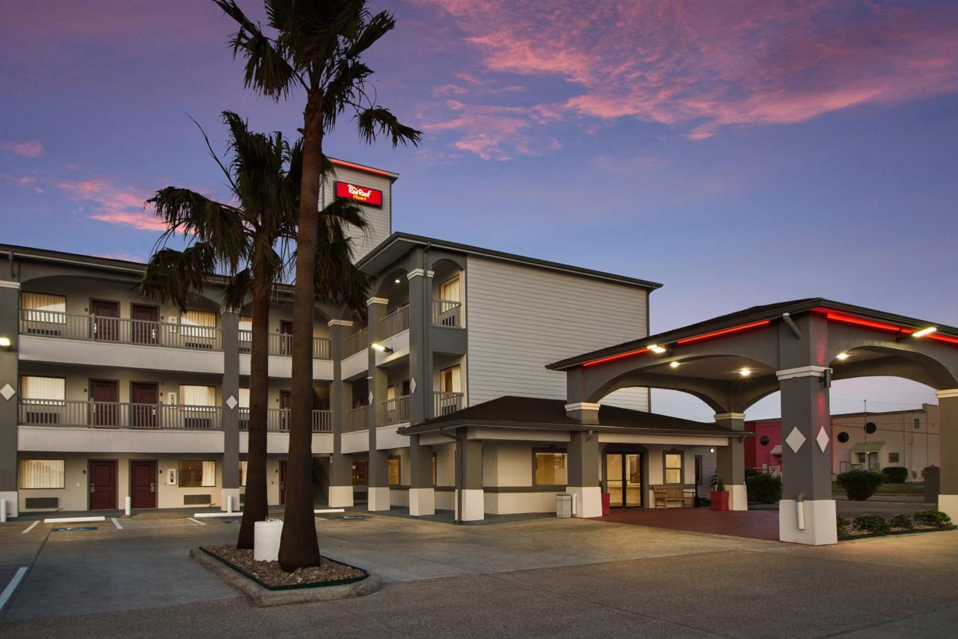Red Roof Inn PLUS + Galveston - Beachfront gallery photo in Galveston, TX — image 33