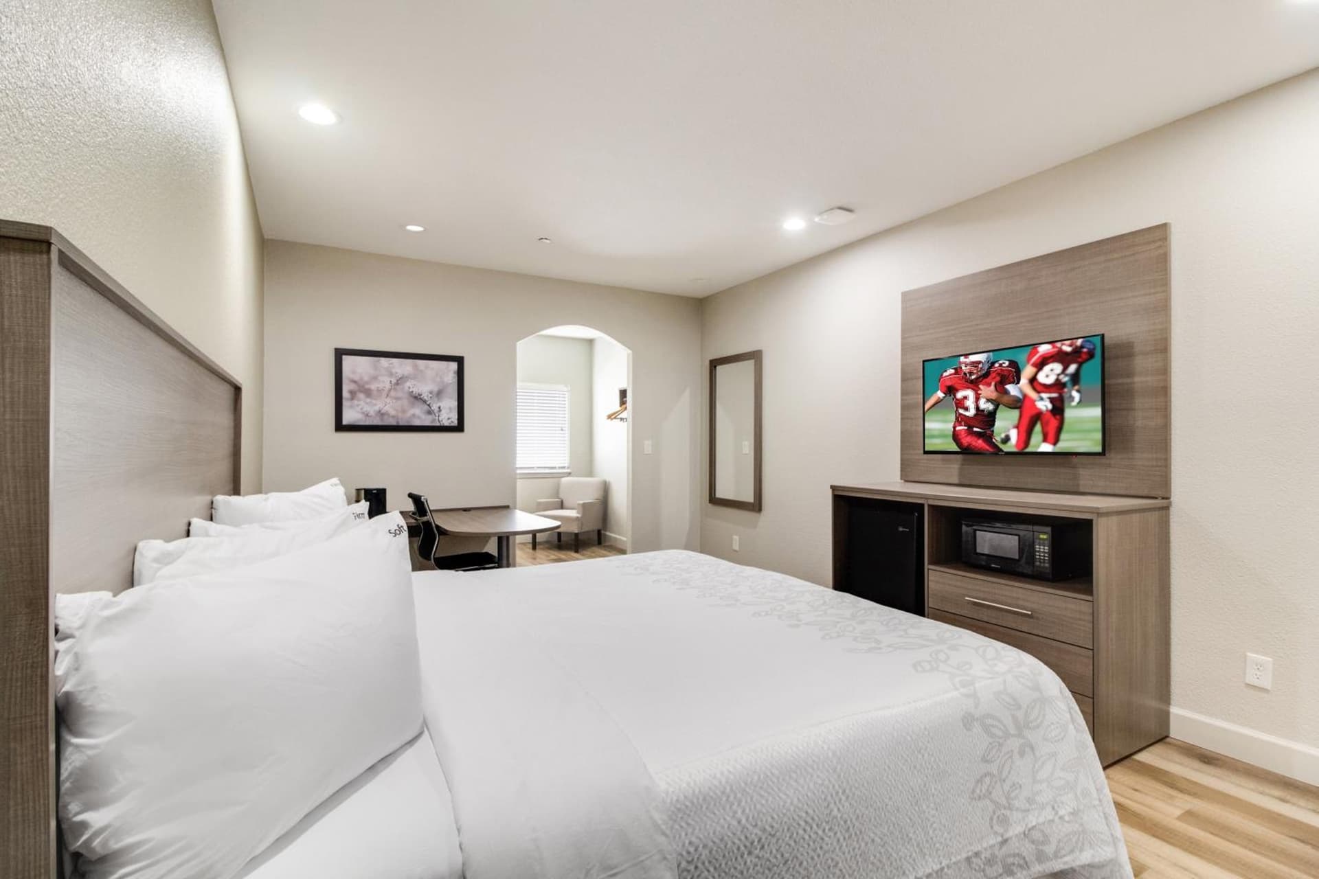 Red Roof Inn PLUS + Galveston - Beachfront gallery photo in Galveston, TX — image 25