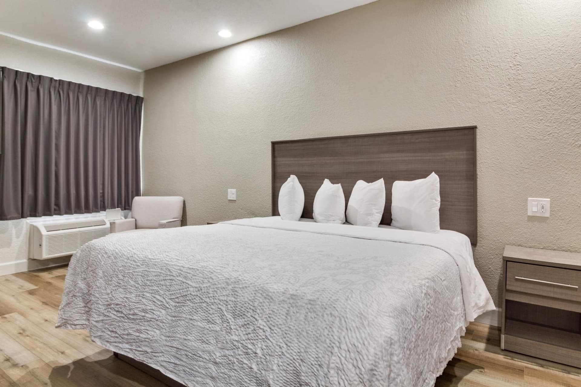Red Roof Inn PLUS + Galveston - Beachfront gallery photo in Galveston, TX — image 22