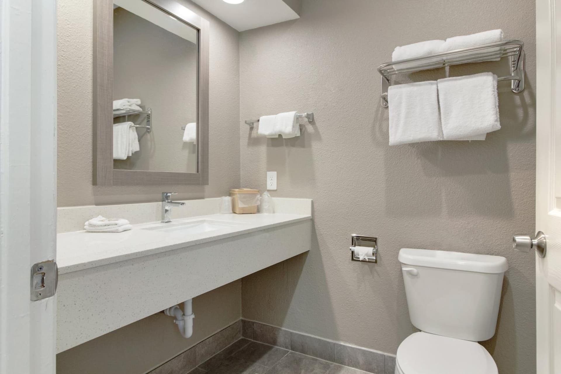 Red Roof Inn PLUS + Galveston - Beachfront gallery photo in Galveston, TX — image 20