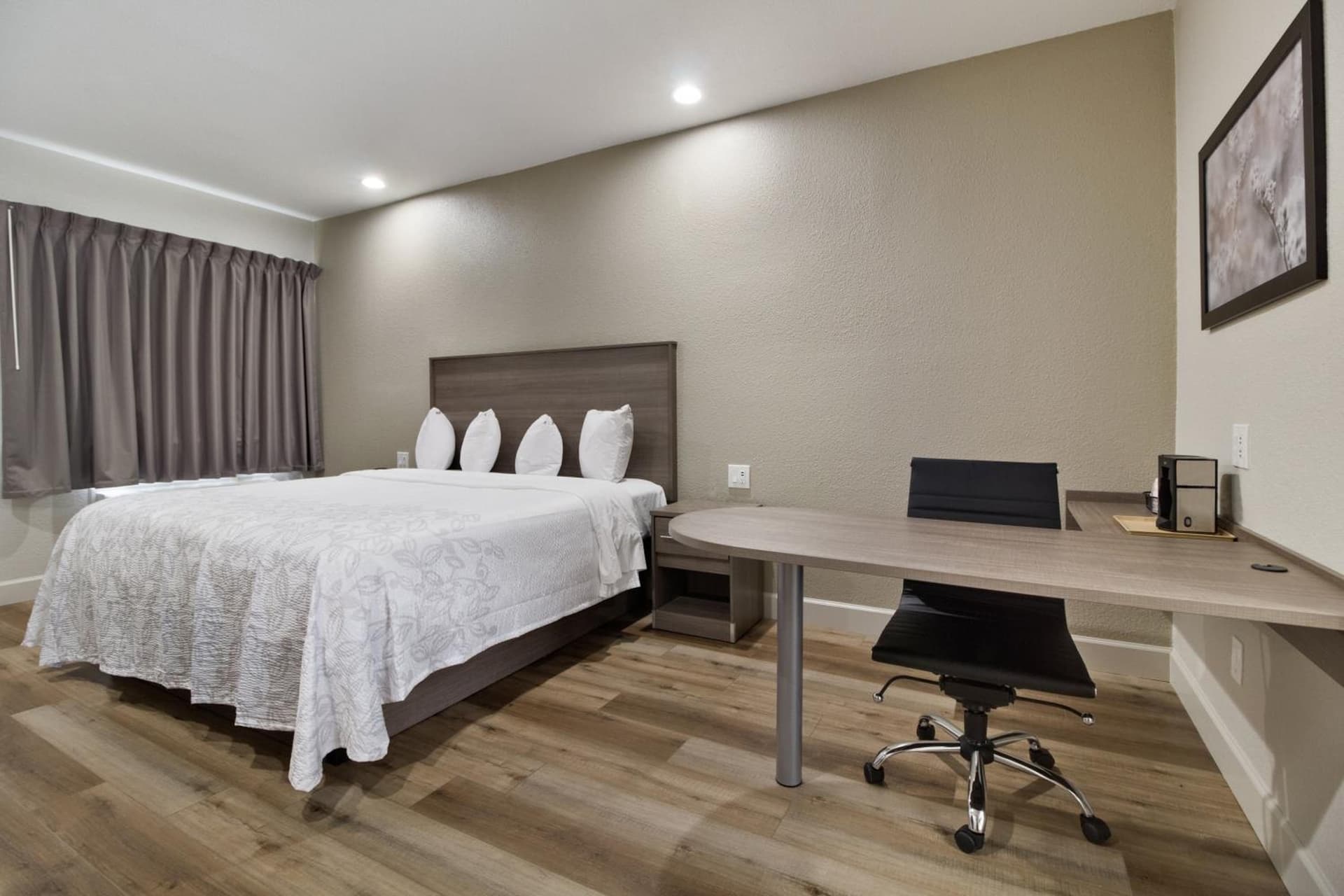 Red Roof Inn PLUS + Galveston - Beachfront gallery photo in Galveston, TX — image 34
