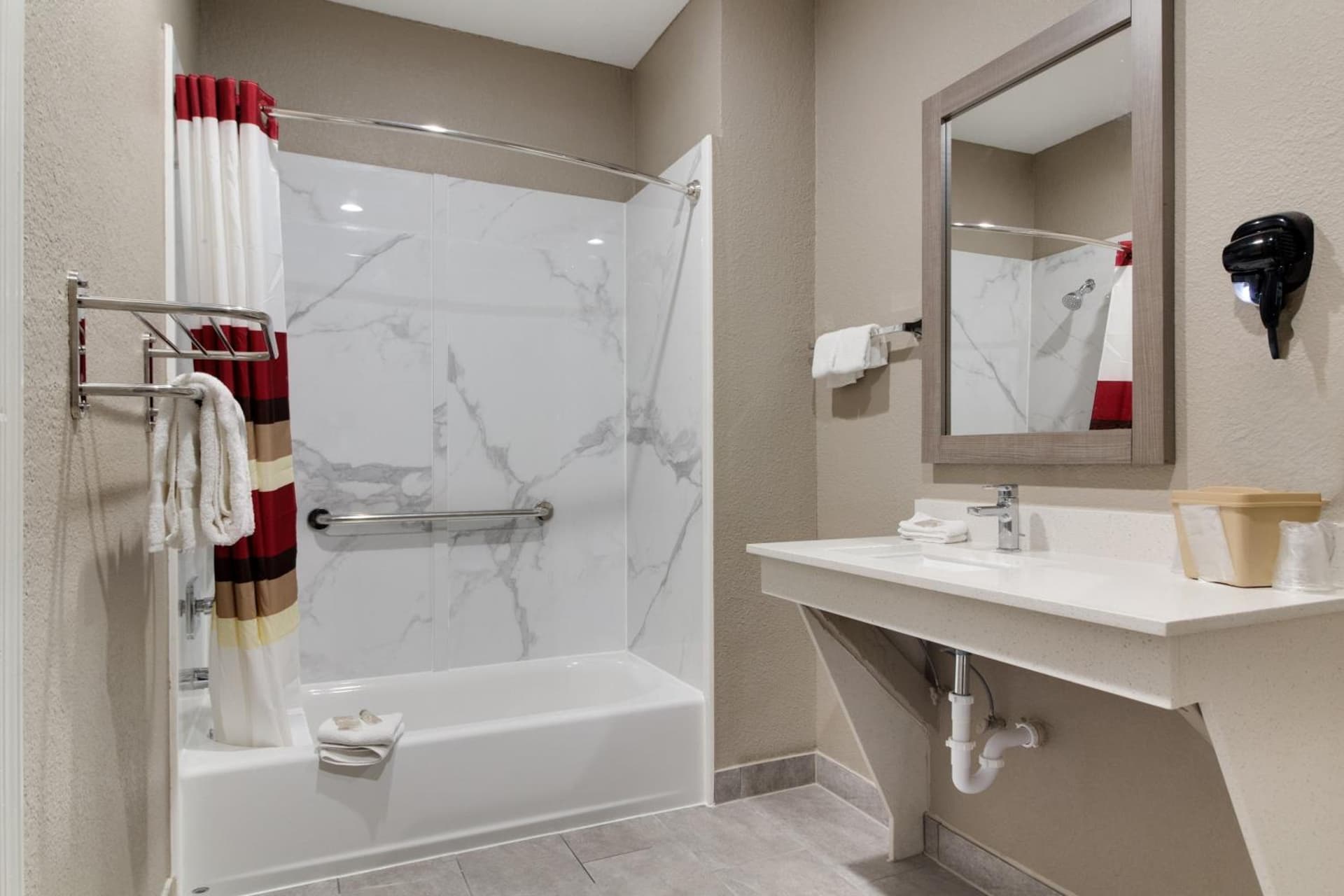 Red Roof Inn PLUS + Galveston - Beachfront gallery photo in Galveston, TX — image 8