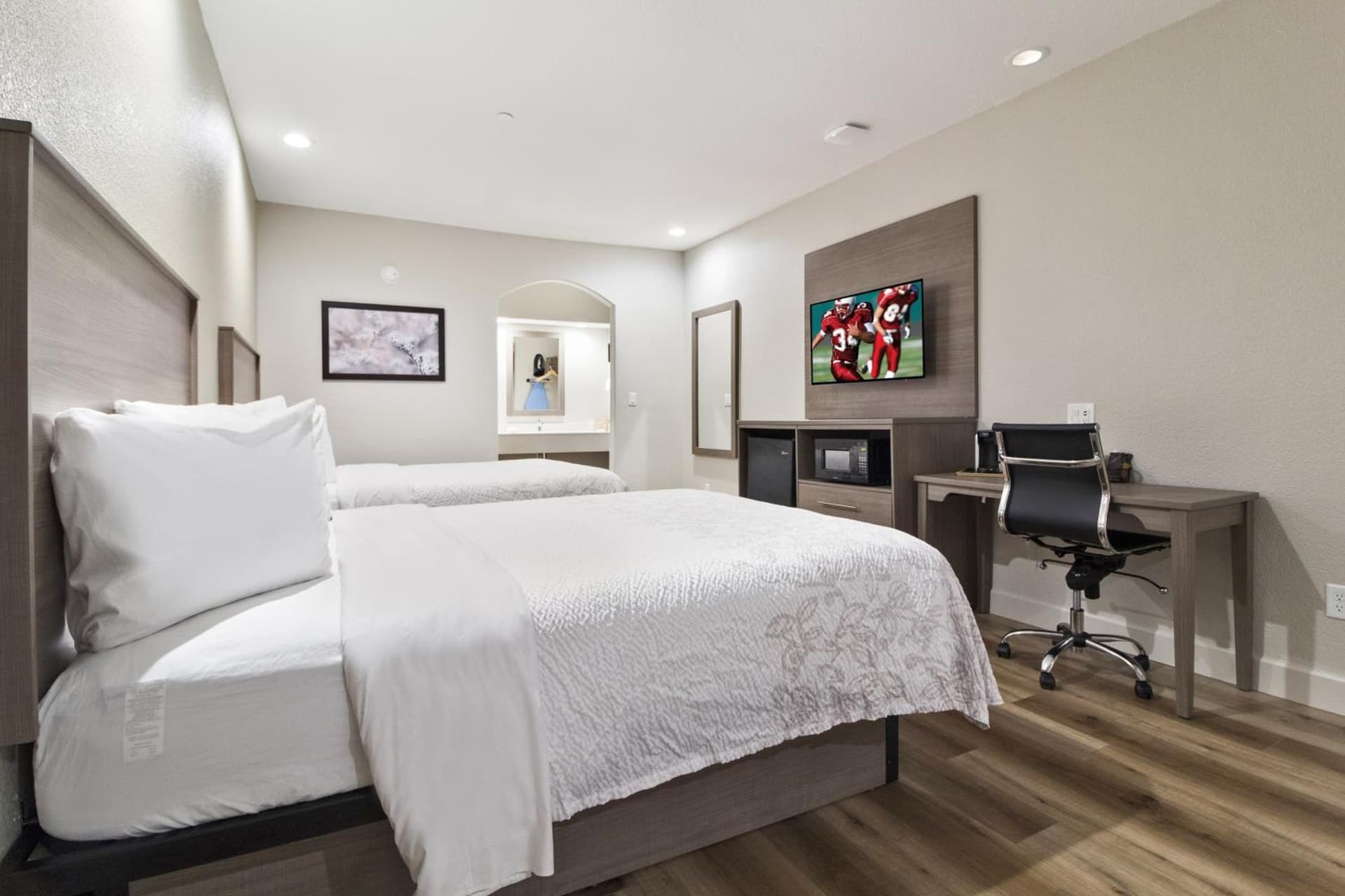 Red Roof Inn PLUS + Galveston - Beachfront gallery photo in Galveston, TX — image 10