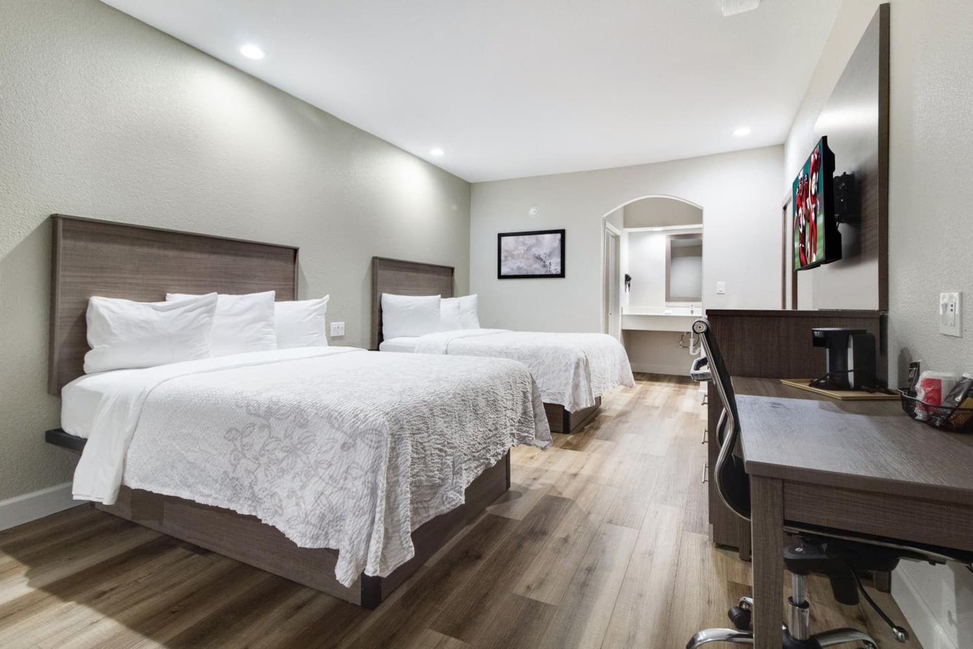 Red Roof Inn PLUS + Galveston - Beachfront gallery photo in Galveston, TX — image 9