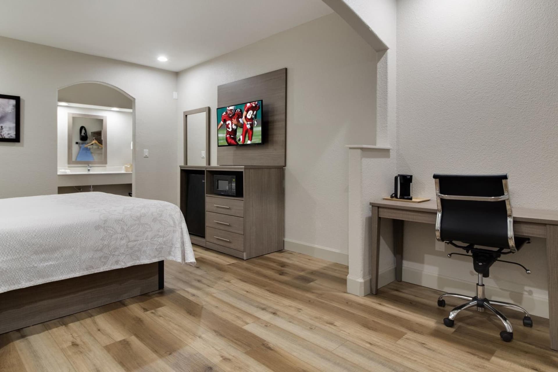 Red Roof Inn PLUS + Galveston - Beachfront gallery photo in Galveston, TX — image 4